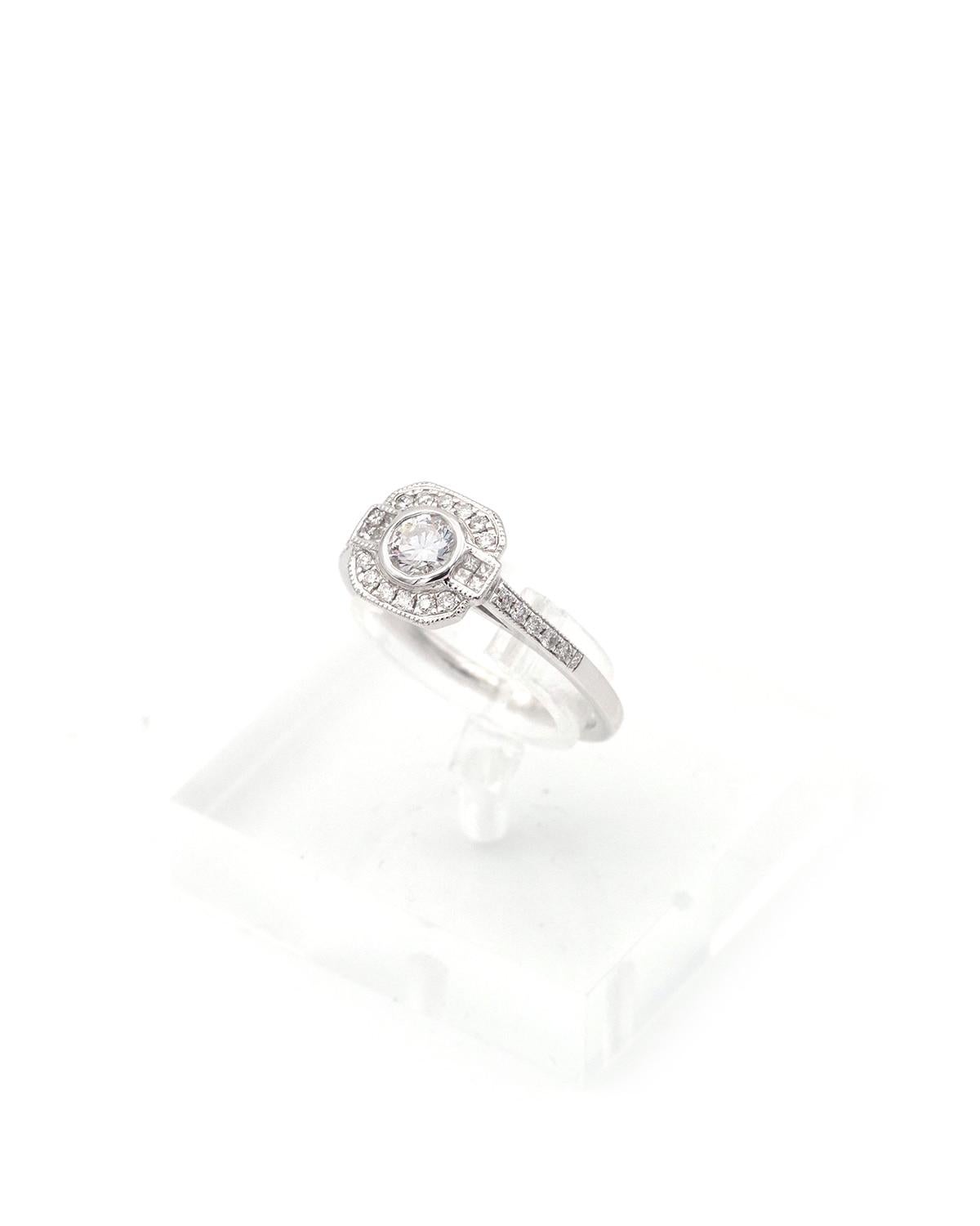 Ring im Art-Déco-Stil mit 0,25 Karat Diamanten aus 18 Karat Weißgold. Dieser rechteckige Verlobungsring mit abgerundeten Kanten weist geometrische Formen auf, die typisch für die Zeit des Art déco sind. In der Mitte dieses Rings befindet sich ein