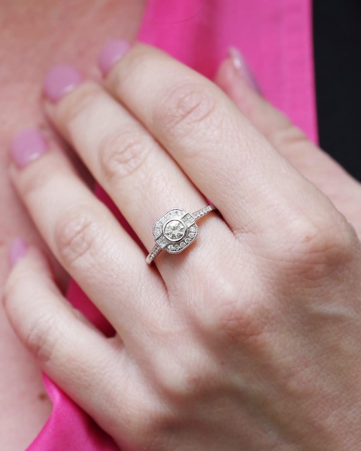 Diamantring im Art-Déco-Stil mit Vintage-Diamanten im Vintage-Stil, Ehering aus 18 Karat Weißgold, Brautring (Zeitgenössisch) im Angebot