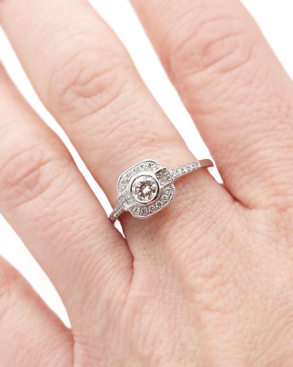 Diamantring im Art-Déco-Stil mit Vintage-Diamanten im Vintage-Stil, Ehering aus 18 Karat Weißgold, Brautring im Zustand „Gut“ im Angebot in PARIS, FR