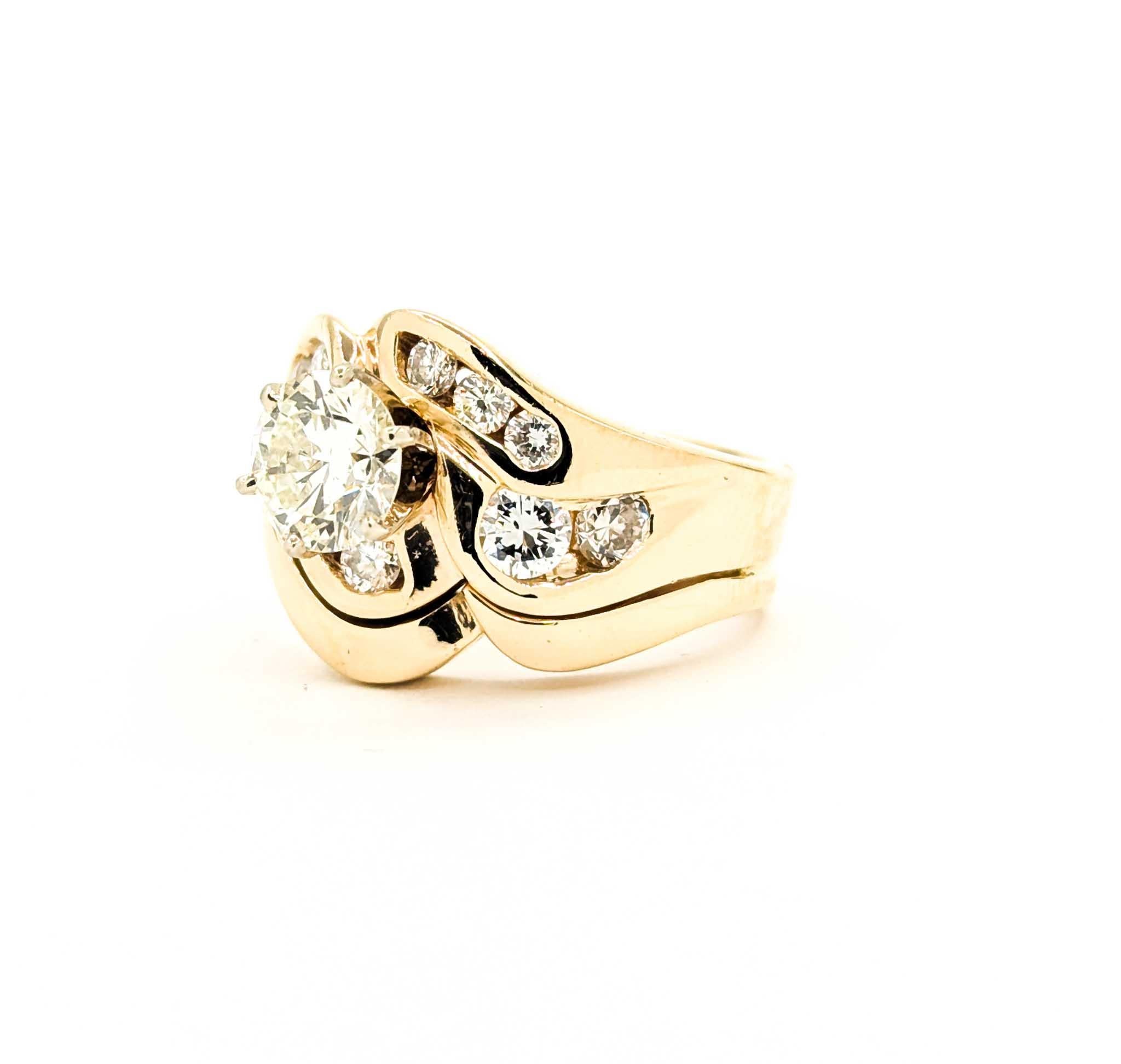 Contemporary Vintage Diamond Ring Set in 14k Yellow Gold For Sale