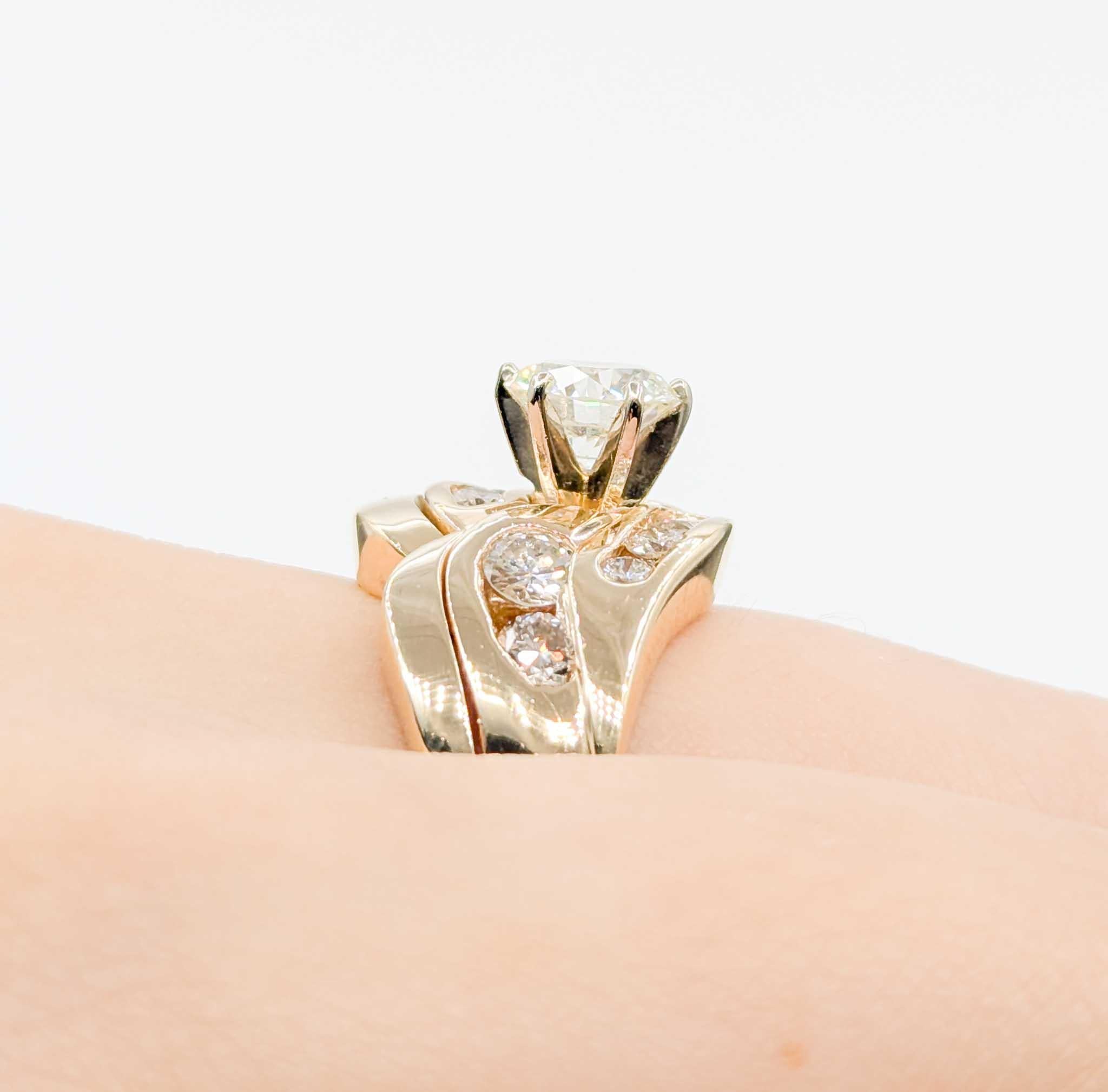 Round Cut Vintage Diamond Ring Set in 14k Yellow Gold For Sale