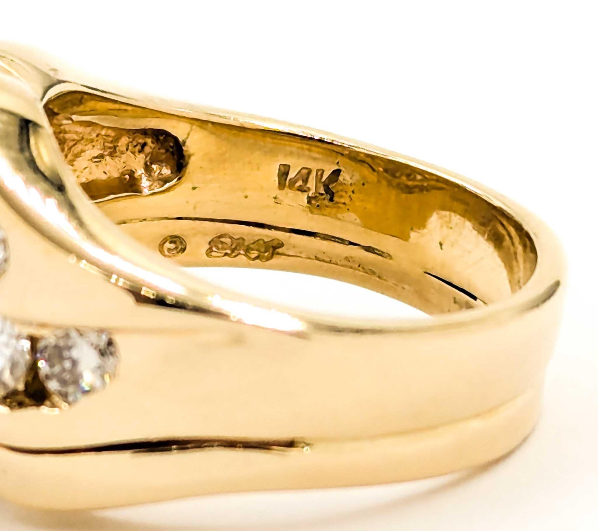 Vintage Diamond Ring Set in 14k Yellow Gold For Sale 3