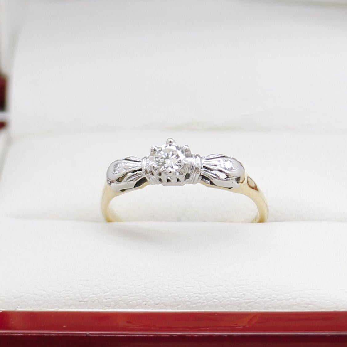 Vintage Diamond Ring, with Side Diamonds In Good Condition For Sale In BALMAIN, NSW
