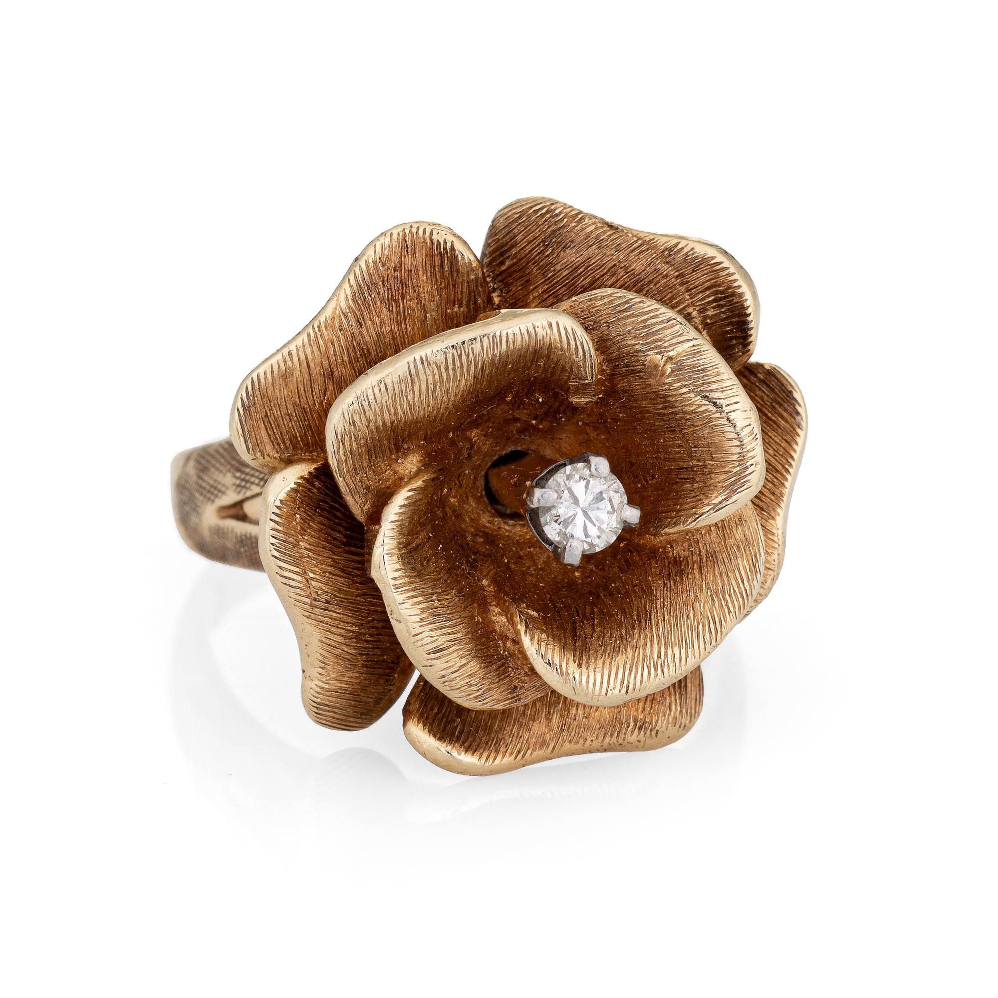 Stilvoller Vintage-Diamant-Rosenring (ca. 1960er Jahre) aus 14 Karat Gelbgold. 

Der runde Diamant im Brillantschliff wird auf 0,05 Karat geschätzt (geschätzte Farbe H-I und Reinheit SI2). 

Eine wunderschöne Rose in voller Blüte ist mit einem