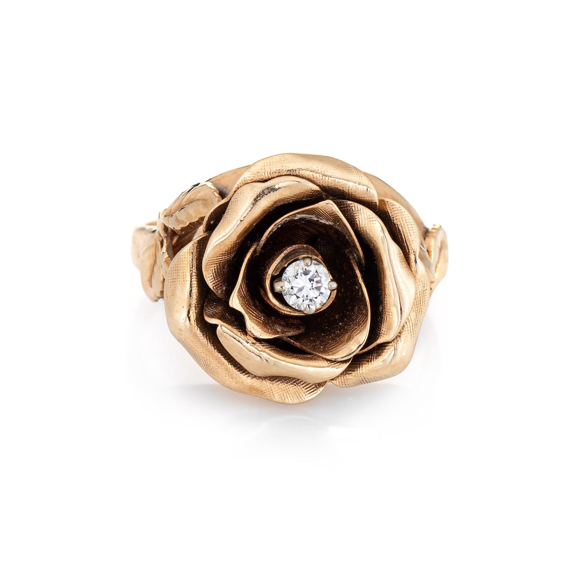 Stilvoller Vintage-Diamant-Rosenring (ca. 1960er Jahre) aus 14 Karat Gelbgold. 

Der runde Diamant im Brillantschliff wird auf 0,10 Karat geschätzt (geschätzte Farbe H-I und Reinheit VS2). 

Eine wunderschöne Rose in voller Blüte ist mit einem