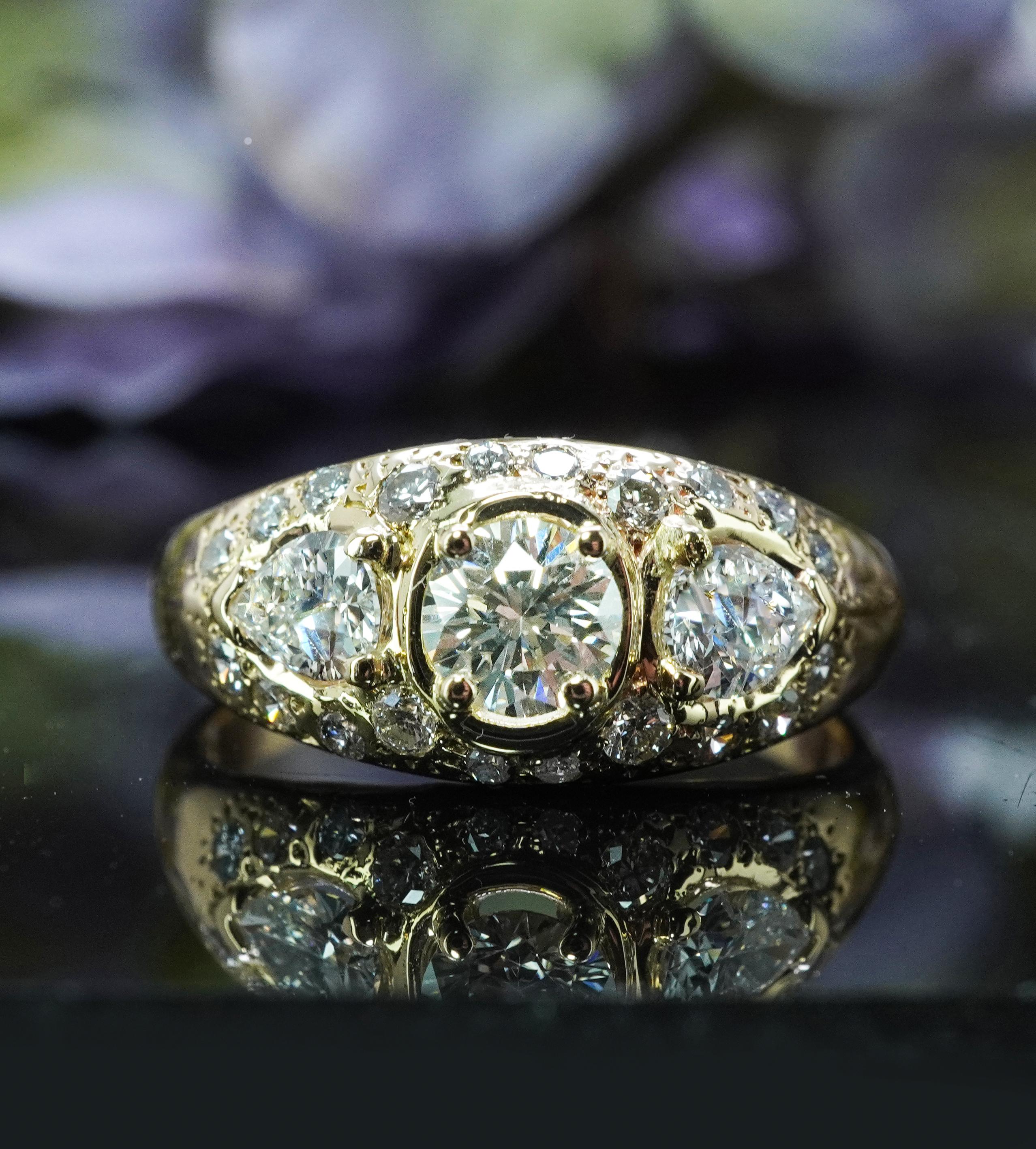   Vintage Diamond Round Pear 3 stones 14K Gold Ring Estate 1.4cttw .50ct center Taglia 9

 Questo è uno splendido anello vintage in oro giallo 14K e diamanti. Il diamante centrale scintillante a taglio rotondo è stimato in 1/2 carato. La