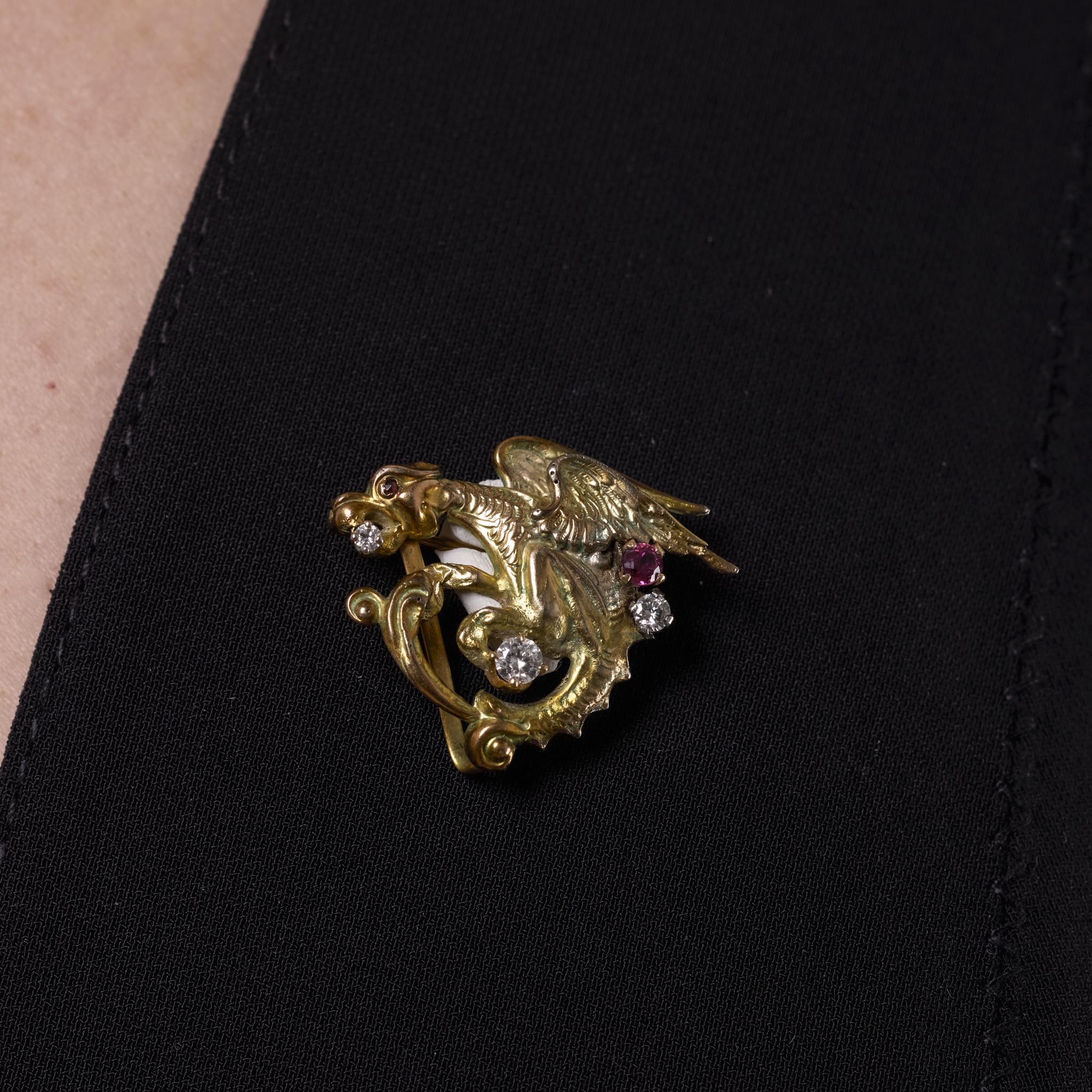 Taille brillant Broche Gryffin vintage en or jaune 10 carats avec diamants et rubis en vente