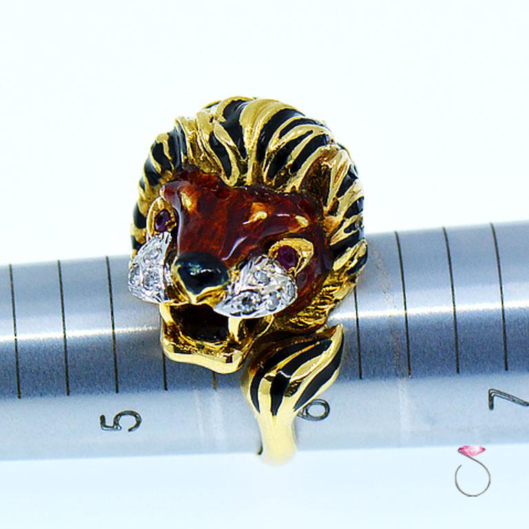 Vintage Diamond & Ruby 18K Yellow Gold Enameled Lion Ring, 1960's Animal Motif In Excellent Condition In Honolulu, HI