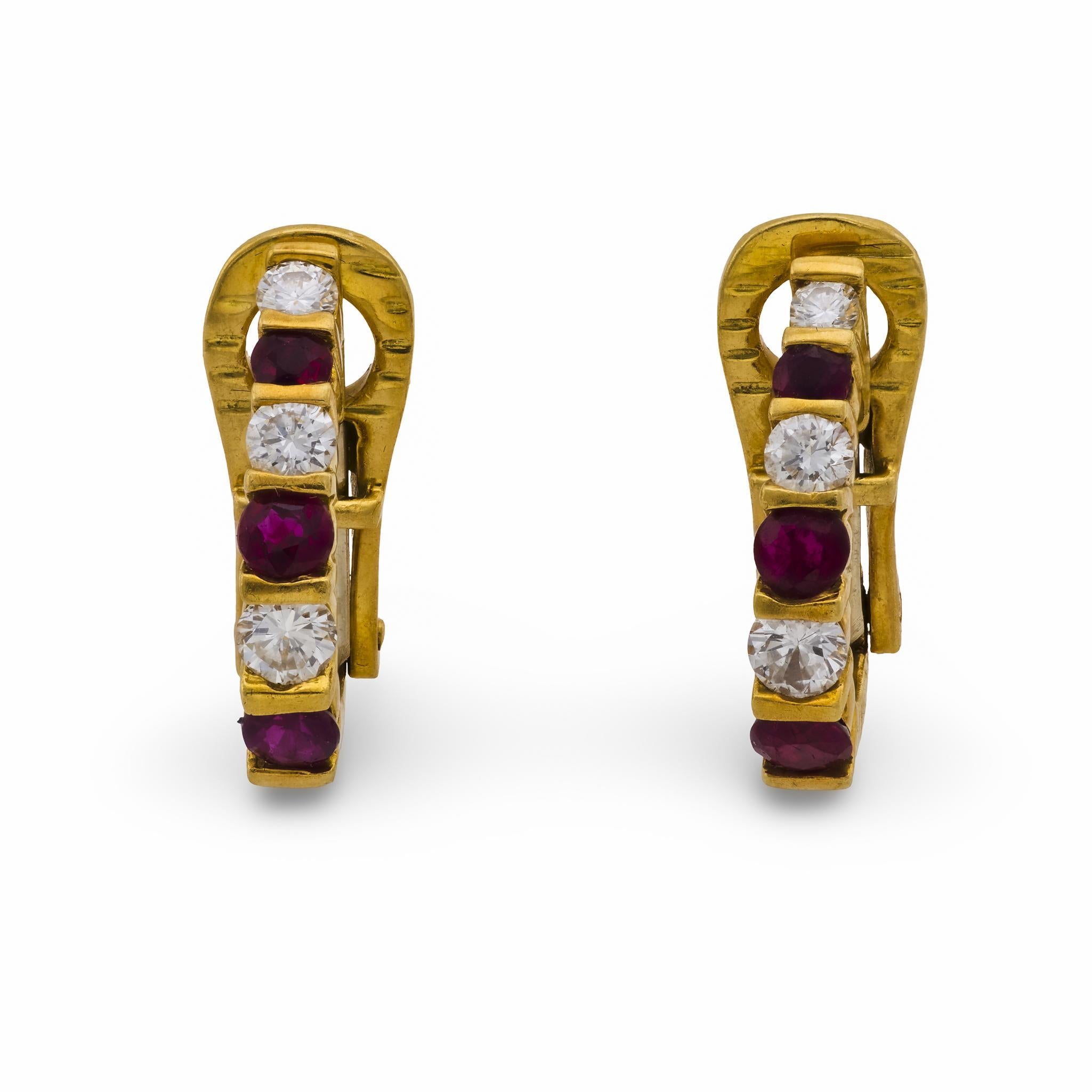 Orecchini a mezzo cerchio in oro giallo 18 carati con diamante e rubino d'epoca in vendita 1