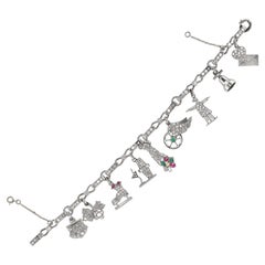 Pulsera vintage de diamantes, rubíes y esmeraldas en platino con colgante navideño