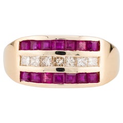 Anillo vintage de oro amarillo de 14 quilates con tres filas de diamantes y rubíes engastados en canal