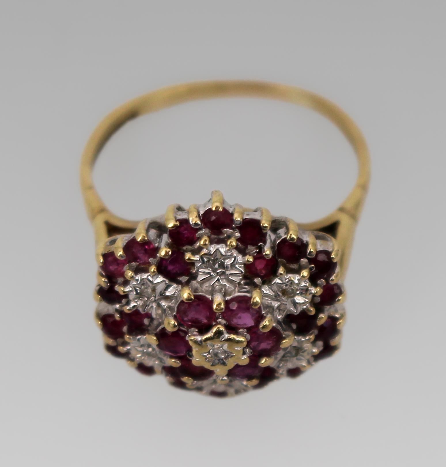 Vintage Diamond & Ruby Cluster Ring in 9ct Gold In Good Condition For Sale In Worcester, GB