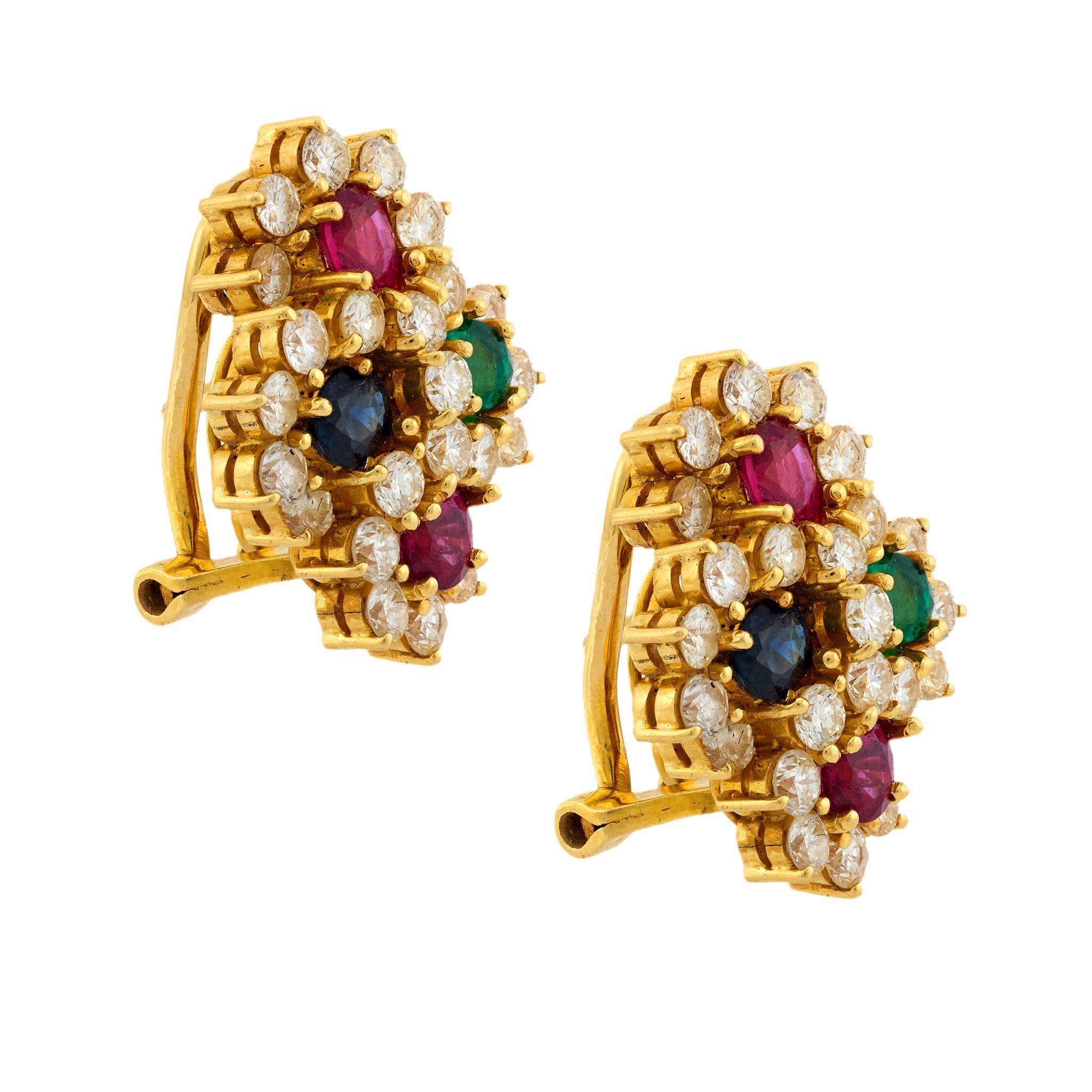Questi vivaci orecchini degli anni '80 uniscono rubini, zaffiri e smeraldi con diamanti abbaglianti, il tutto incastonato in oro giallo 18 carati riccamente lucidato.