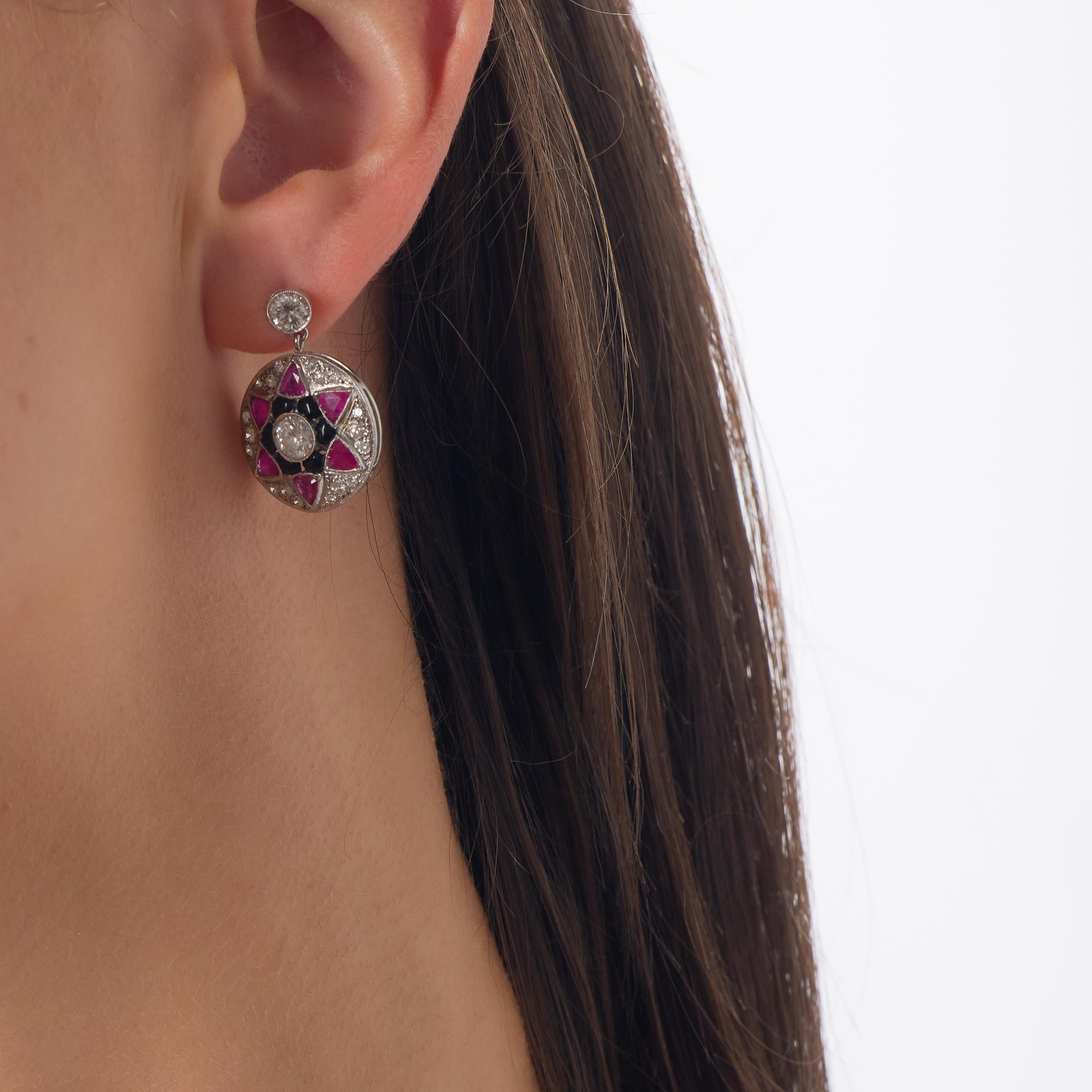 Vintage Diamant-Rubin-Onyx-Ohrringe aus Platin (Brillantschliff) im Angebot