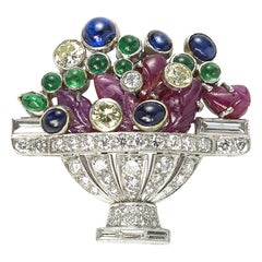 Spilla Jardiniére d'epoca con diamanti, rubini, zaffiri, smeraldi e oro bianco, 1960