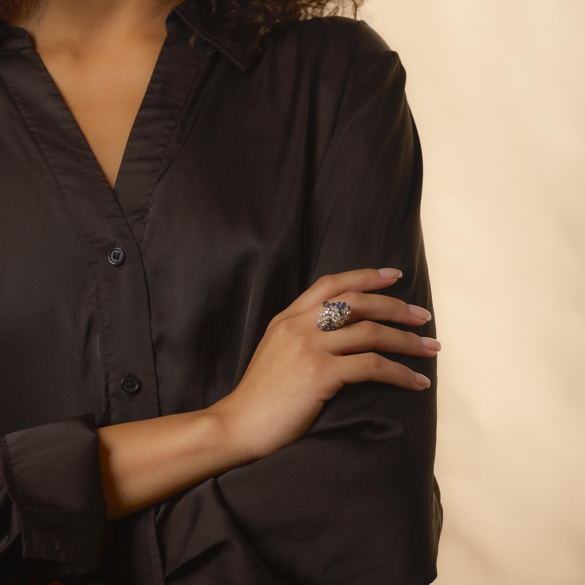 Cette éblouissante bague vintage met en valeur un diamant de 0,60 carat avec 1,40 carat d'accents brillants et de saphirs bleus vifs en or blanc 14k.