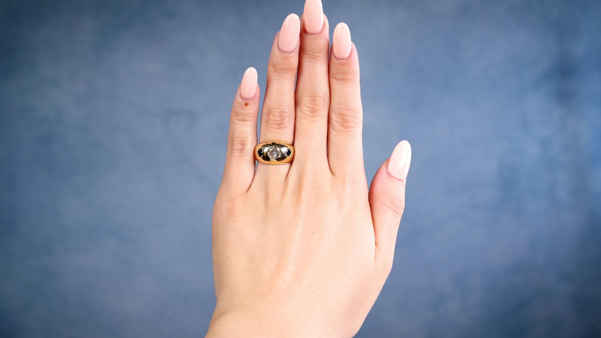 Ein Vintage Diamant Saphir 14k Gelbgold Drei Stein Ring. Mit einem runden Diamanten im Brillantschliff von 0,66 Karat, Farbe S-T hellbraun, Reinheit SI1. Akzentuiert durch zwei runde Saphire im Brillantschliff mit einem Gesamtgewicht von ca. 0,40
