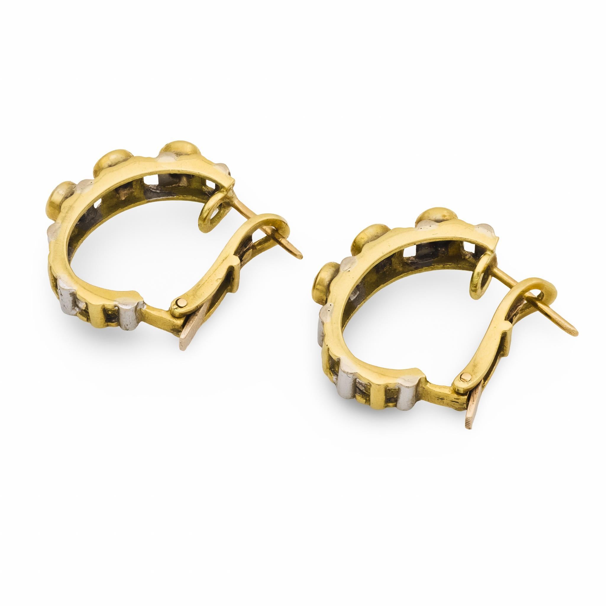 Orecchini a cerchio d'epoca con diamante e zaffiro in oro giallo e bianco 18 ct. In condizioni buone in vendita a Beverly Hills, CA