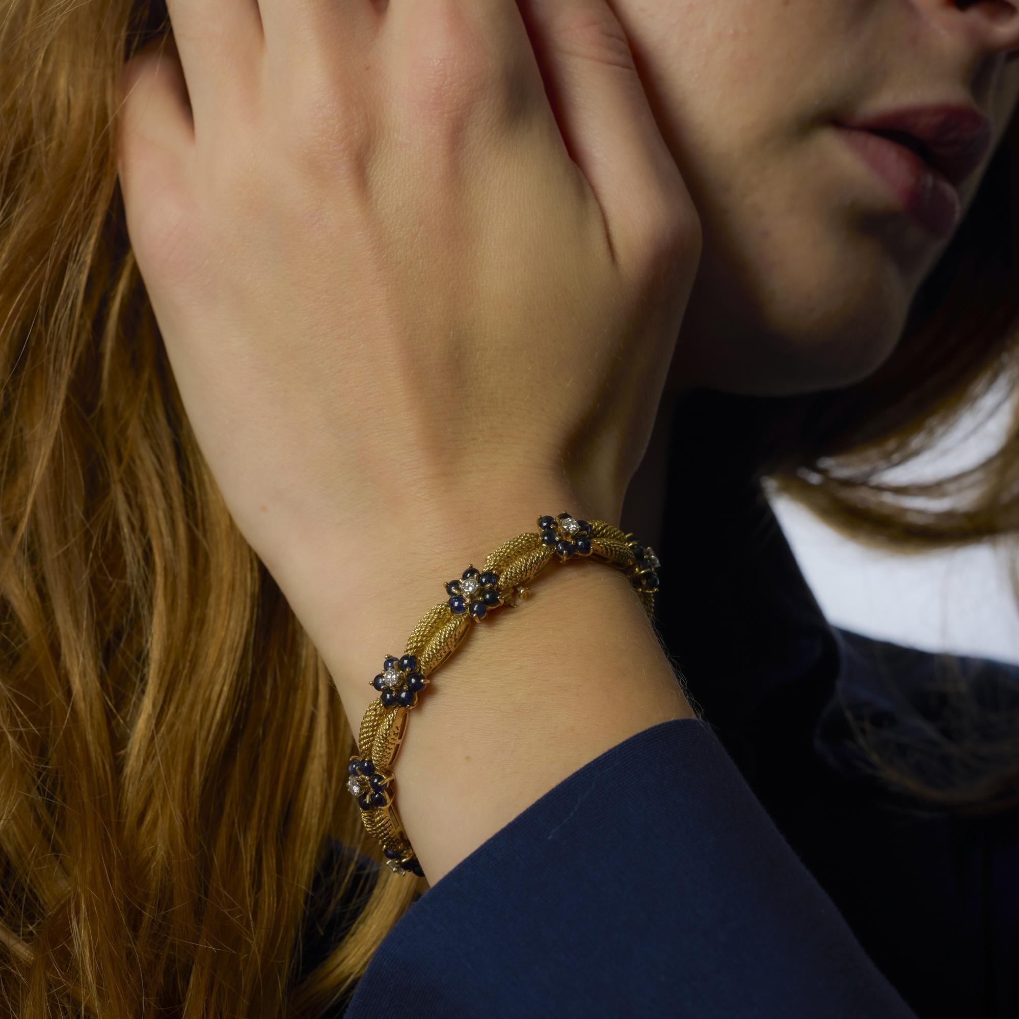 Dieses Armband aus 18-karätigem Gold zeigt lebhafte Cabochon-Saphire und funkelnde Diamanten in einem eleganten Design voller Retro-Raffinesse und Charme.