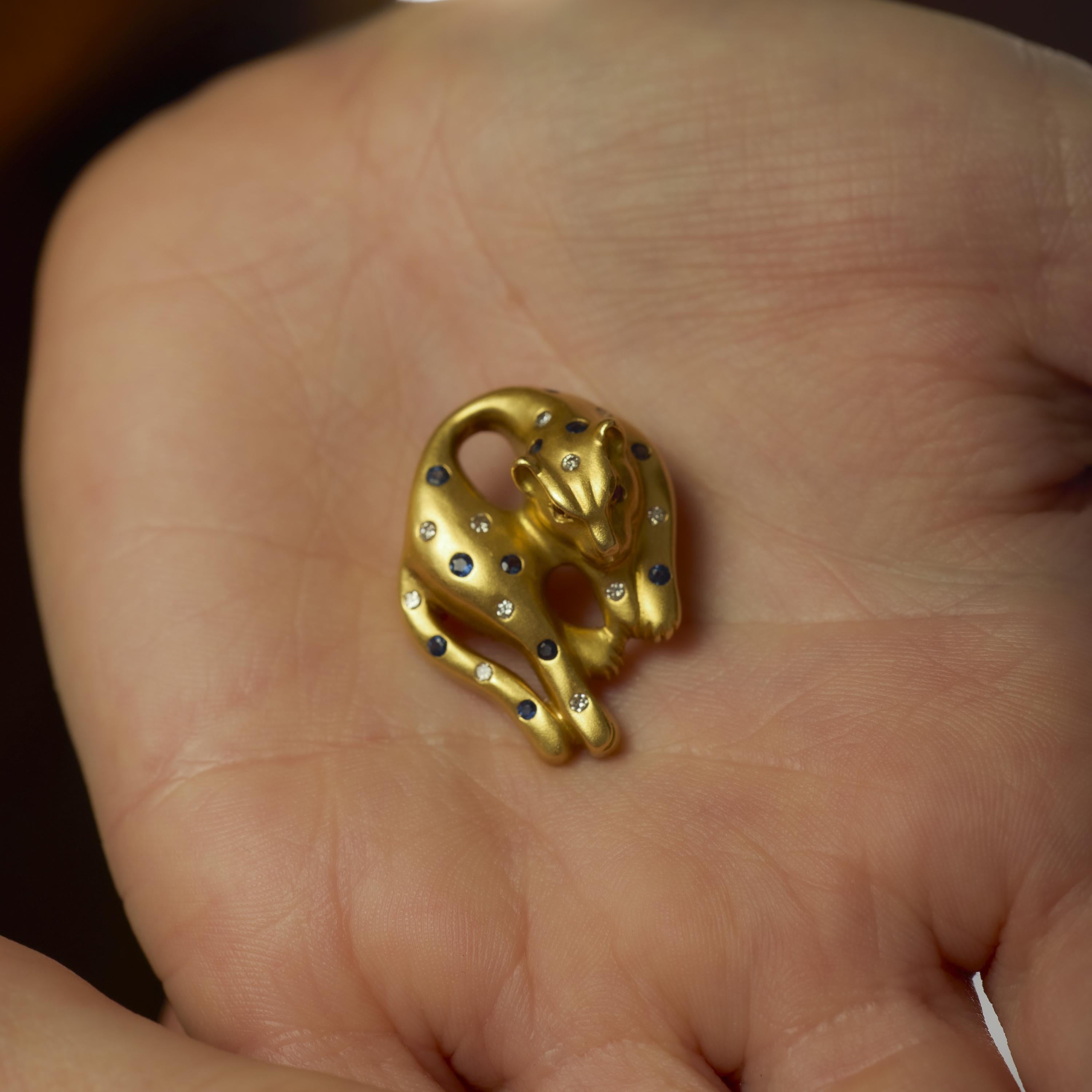 Broche vintage de pantera de oro amarillo de 18 quilates con zafiro y diamantes Corte brillante en venta