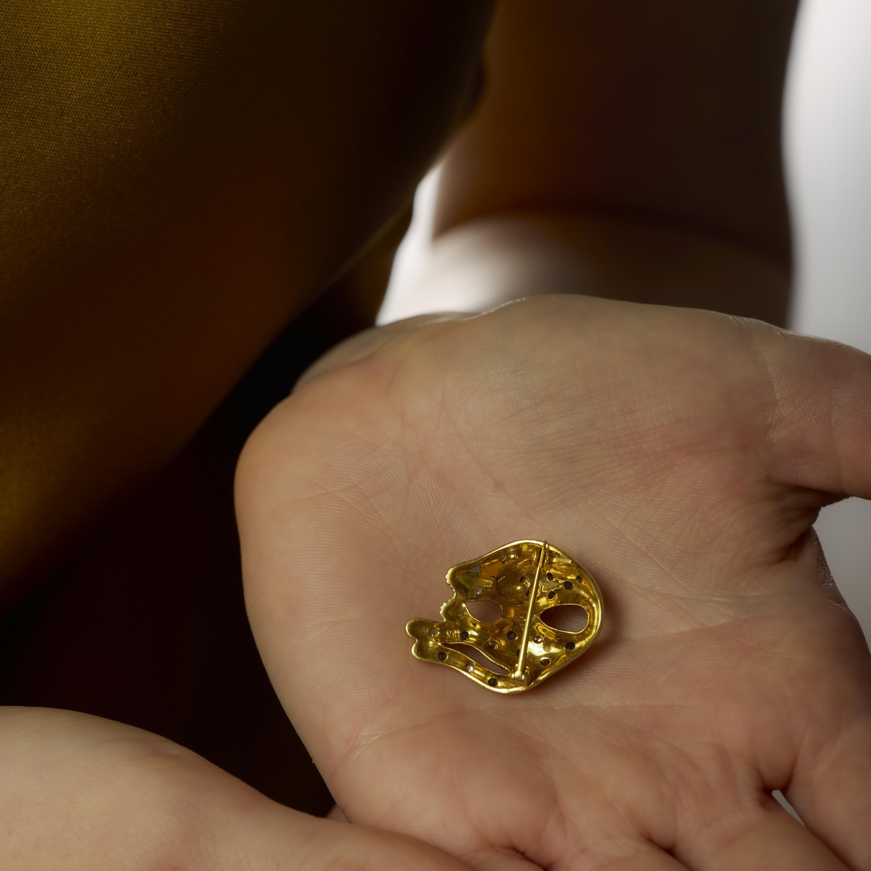 De las mujeres Broche vintage de pantera de oro amarillo de 18 quilates con zafiro y diamantes en venta