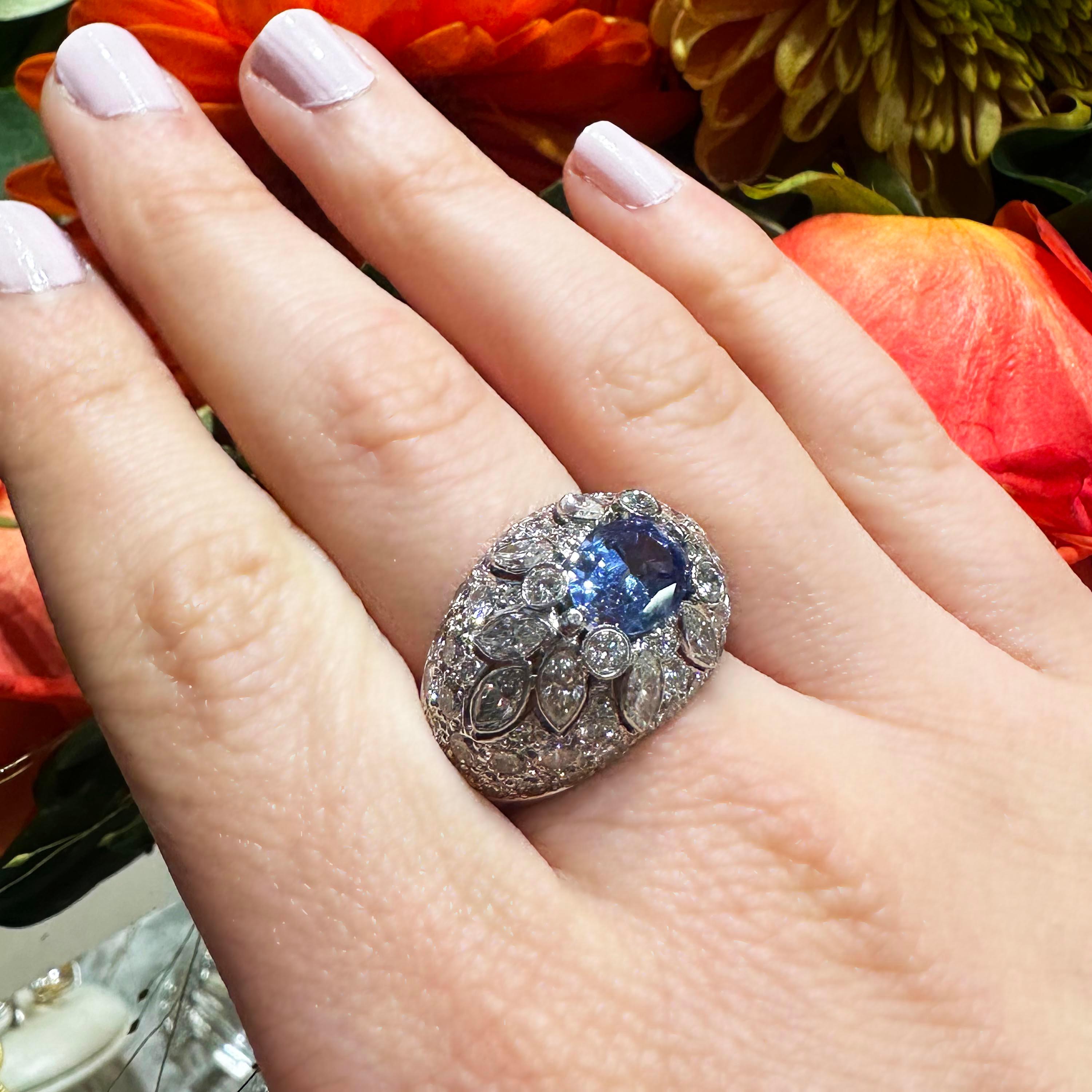 Vintage Diamond, Sapphire And Platinum Bombé Ring, Circa 1960 im Zustand „Gut“ im Angebot in London, GB