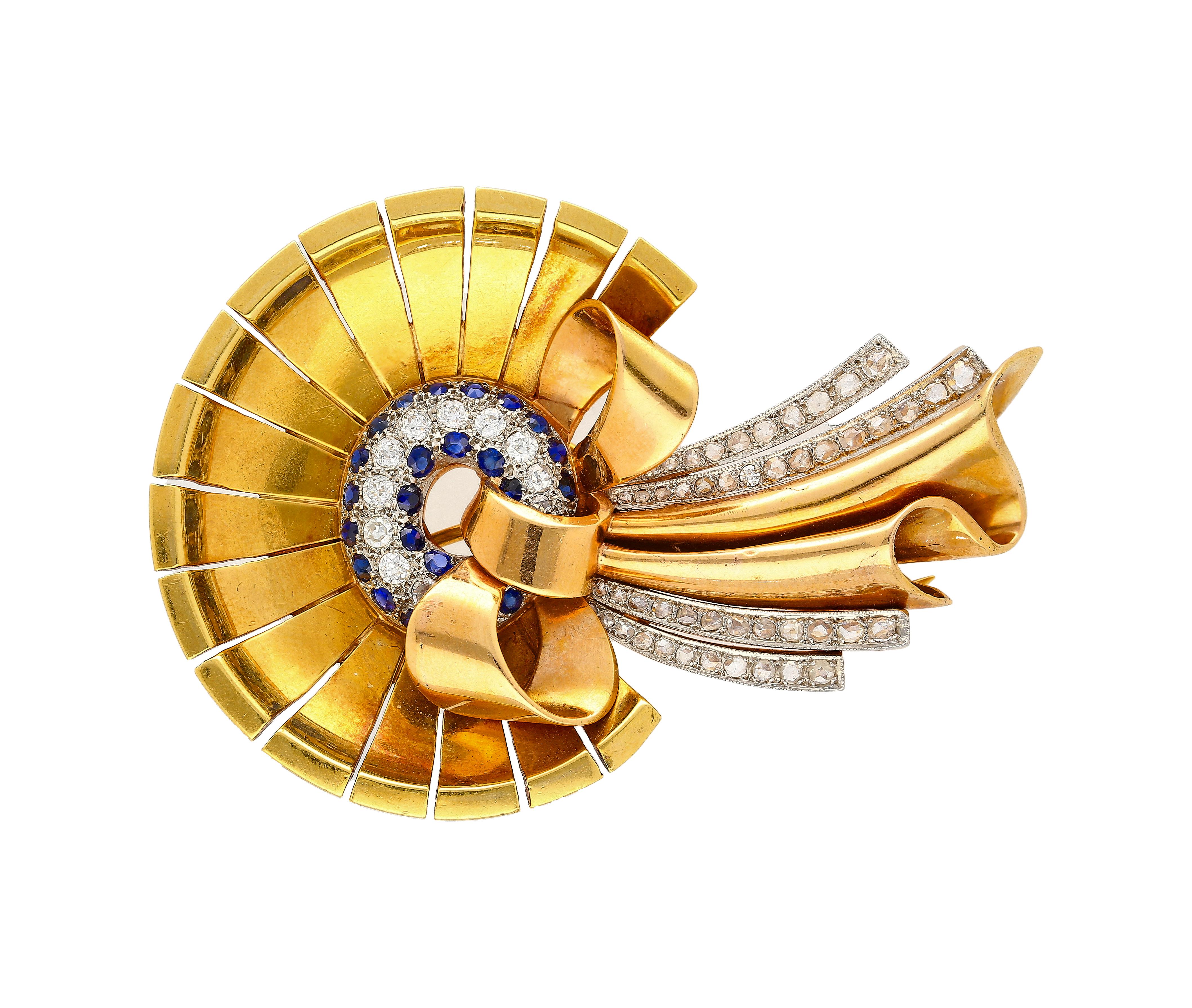 1940er Jahre Diamant und Saphir Bonnet (Hut) und Ribbon Brooch in 18K Rose und Gelbgold gefertigt. Diese exquisite Brosche wiegt 34,86 Gramm und ist mit einer Zackenfassung versehen, die bei einer Größe von 6,8 x 4,5 cm raffinierte Details