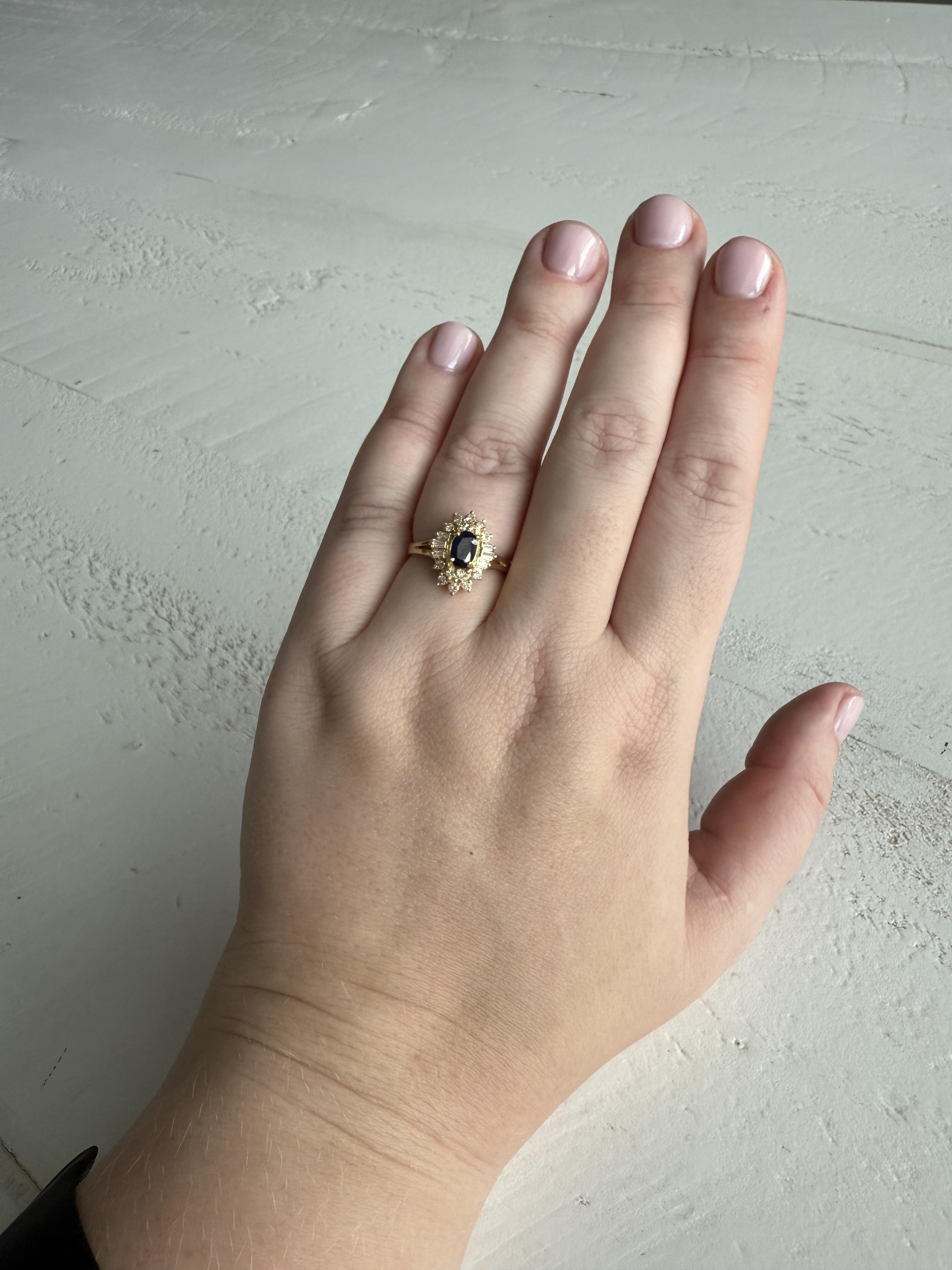 Tutti amano i diamanti e gli zaffiri!!!

Dettagli dell'anello
Materiale: Oro giallo 14K
Epoca: Retro 1960 - 1980
Lunghezza della testa: 15 mm
Larghezza della testa: 11,6 mm
Altezza della testa: 7,2 mm
Larghezza del gambo: 2 mm
Peso: 3,8