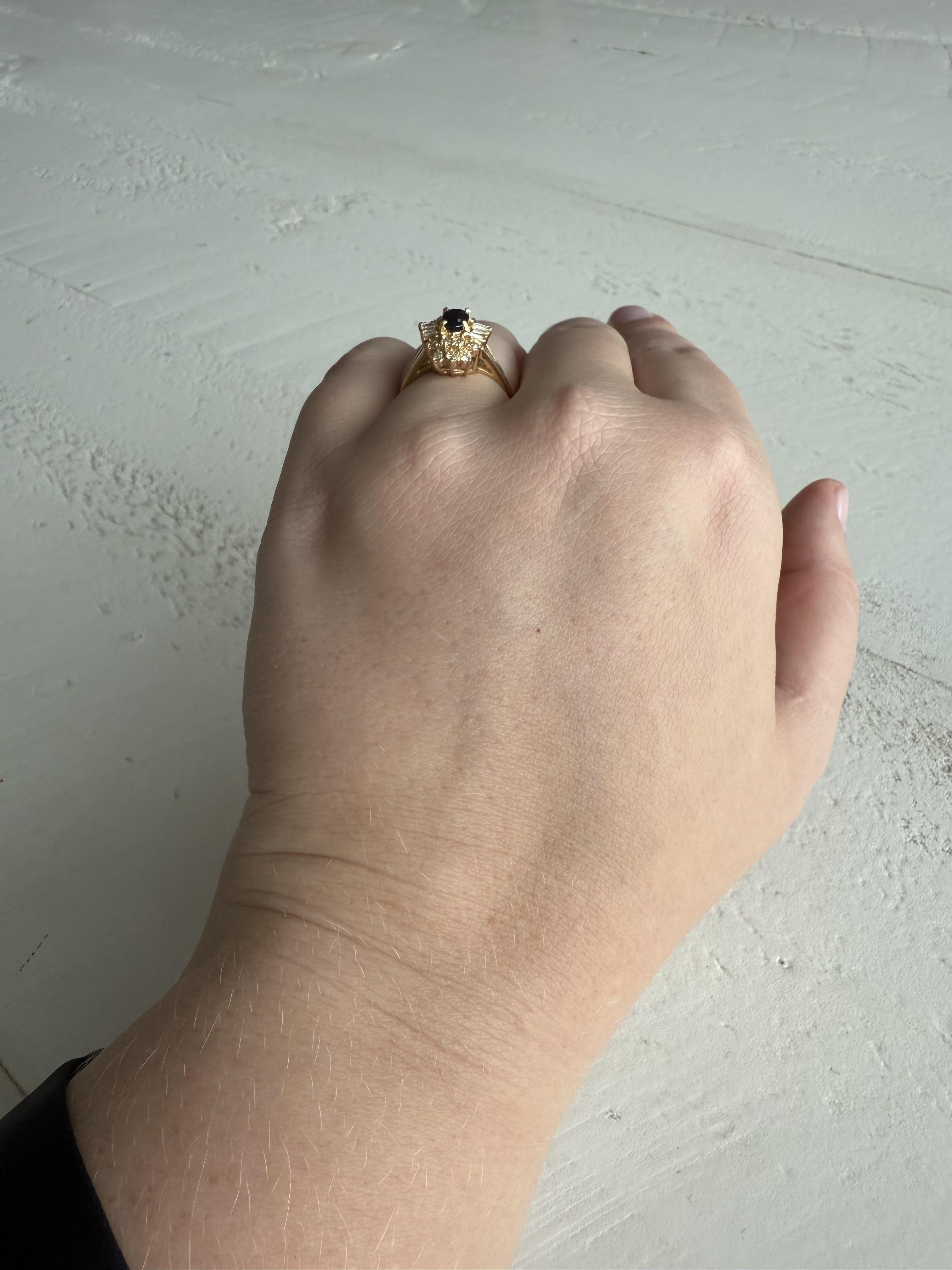 Rétro Anello vintage con diamanti e zaffiri a grappolo in oro giallo 14K in vendita
