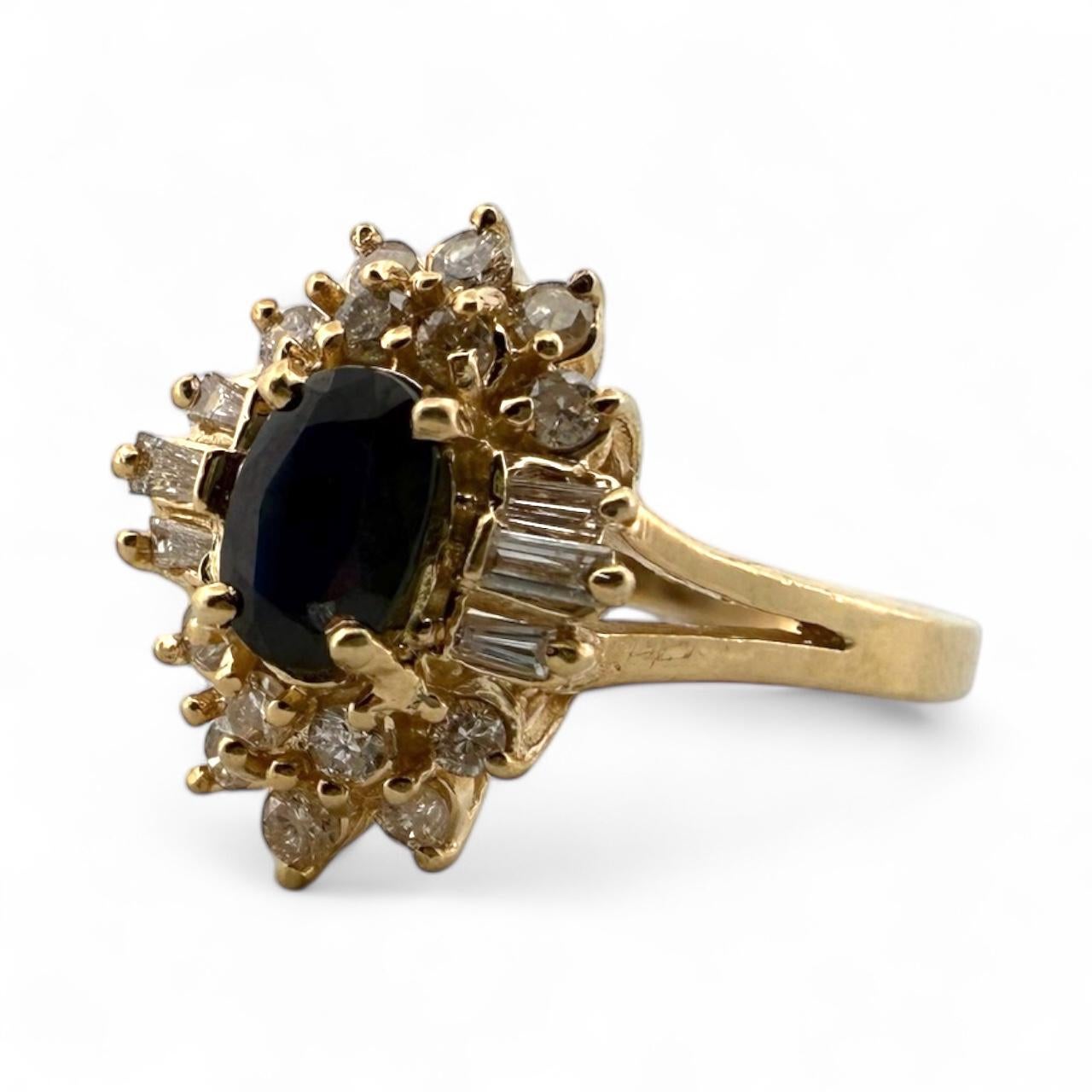 Taglio ovale Anello vintage con diamanti e zaffiri a grappolo in oro giallo 14K in vendita