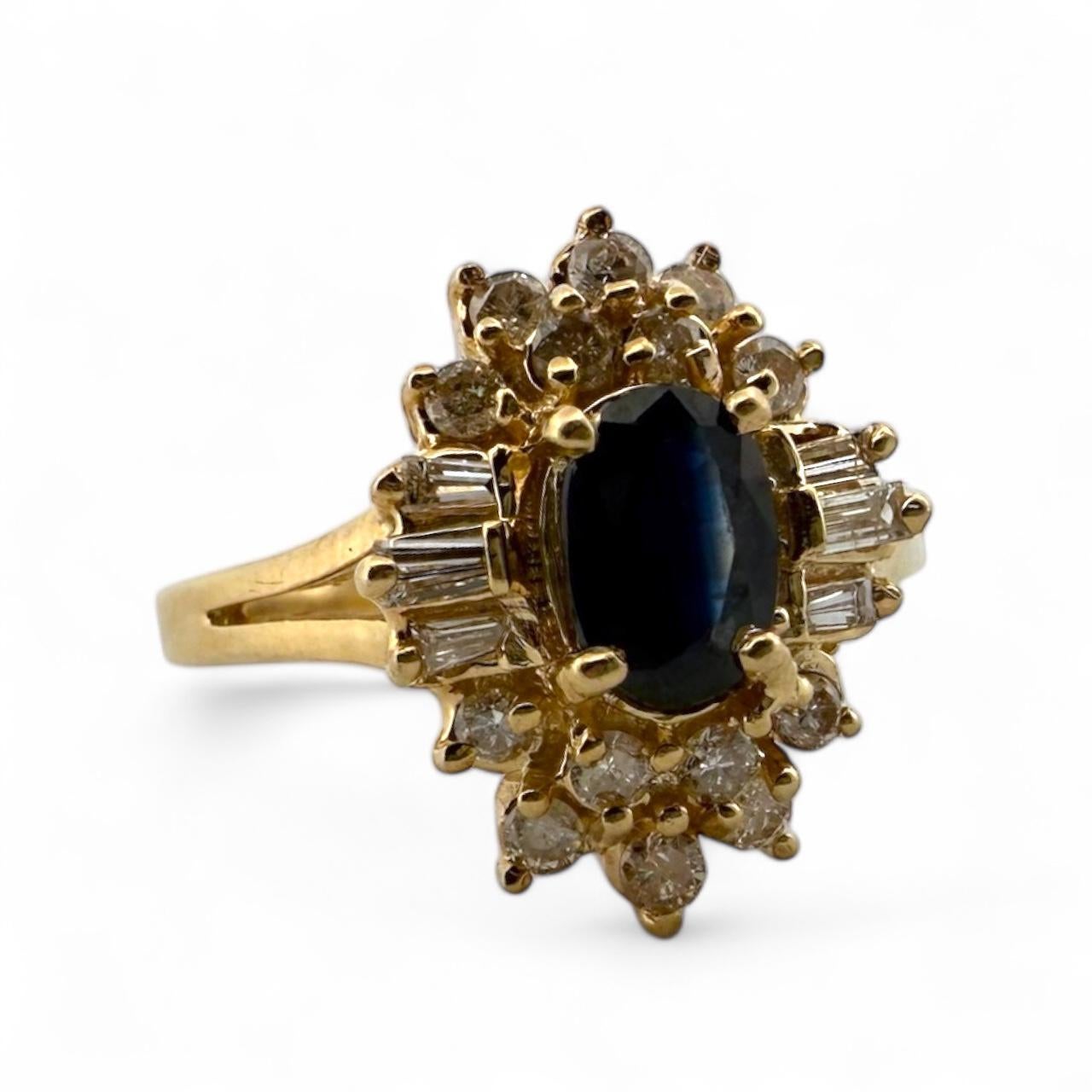Anello vintage con diamanti e zaffiri a grappolo in oro giallo 14K In condizioni buone in vendita a Montgomery, AL