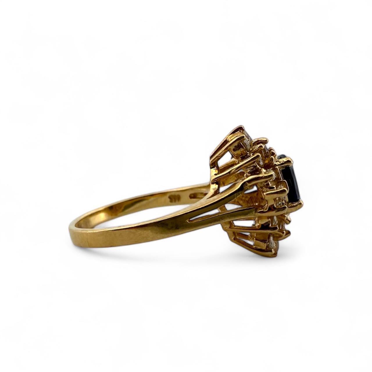 Anello vintage con diamanti e zaffiri a grappolo in oro giallo 14K in vendita 1