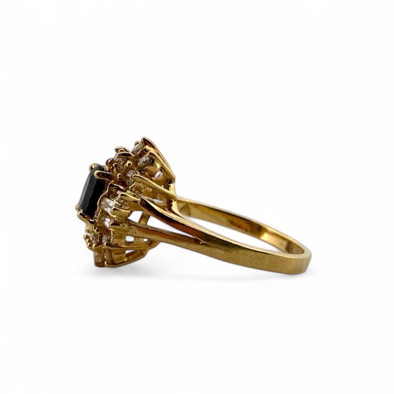 Anello vintage con diamanti e zaffiri a grappolo in oro giallo 14K in vendita 2