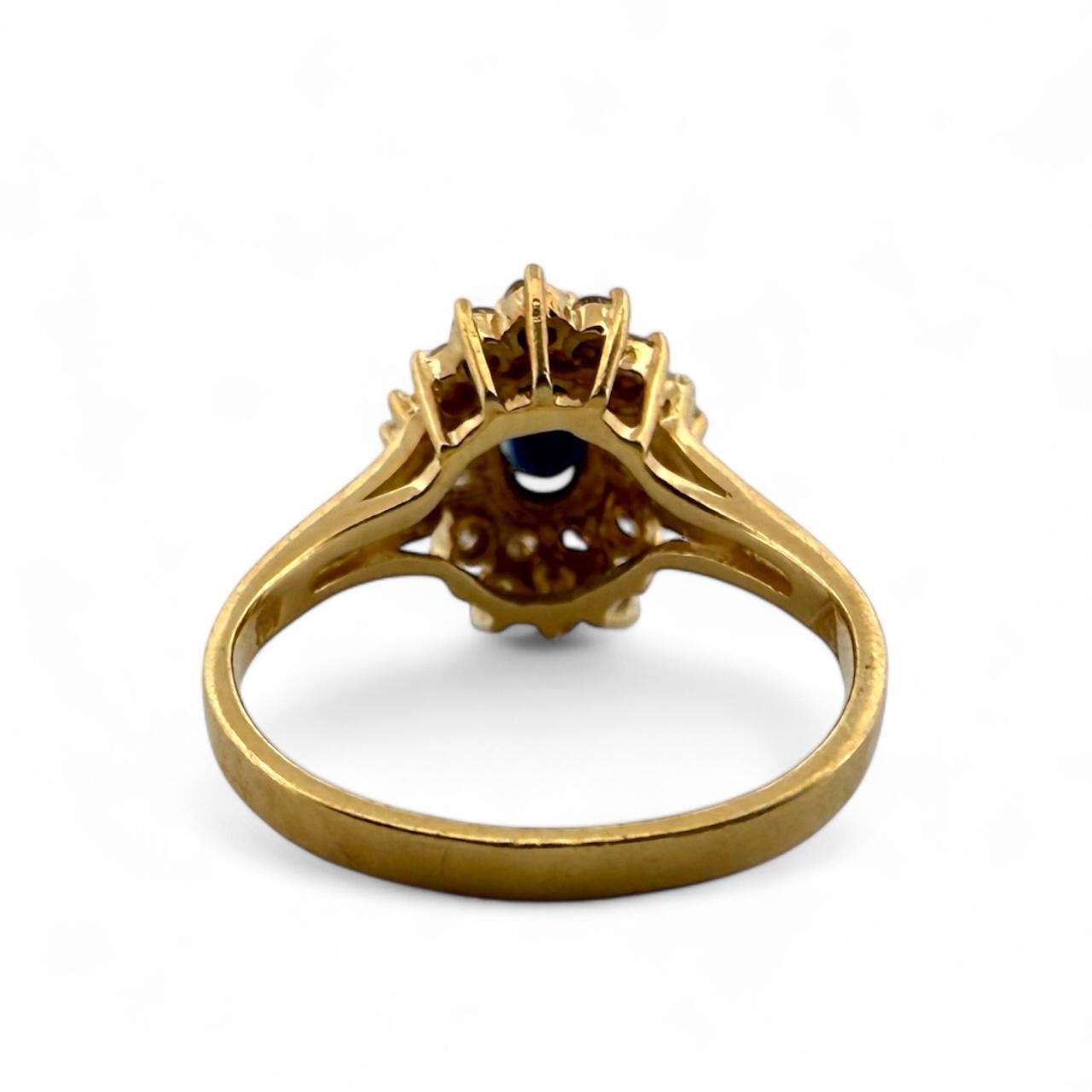 Anello vintage con diamanti e zaffiri a grappolo in oro giallo 14K in vendita 3