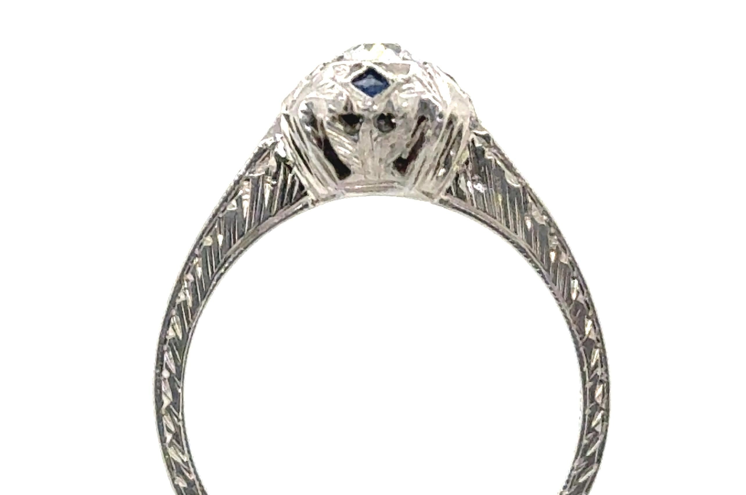 Echtes Original Art Deco aus den 1920er-1930er Jahren Vintage Antique .45ct Diamond & French Cut Sapphires 18K White Gold Engagement Ring 




Mit einem fabelhaften .25ct echten alten europäischen Schliff natürlichen Diamanten Zentrum

Prächtige