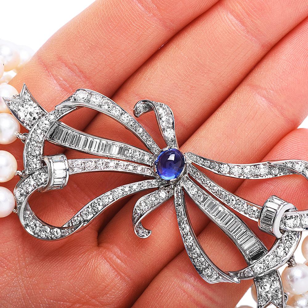Rétro Collier pendentif vintage à plusieurs rangs de perles avec nœud papillon en platine, diamant et saphir en vente