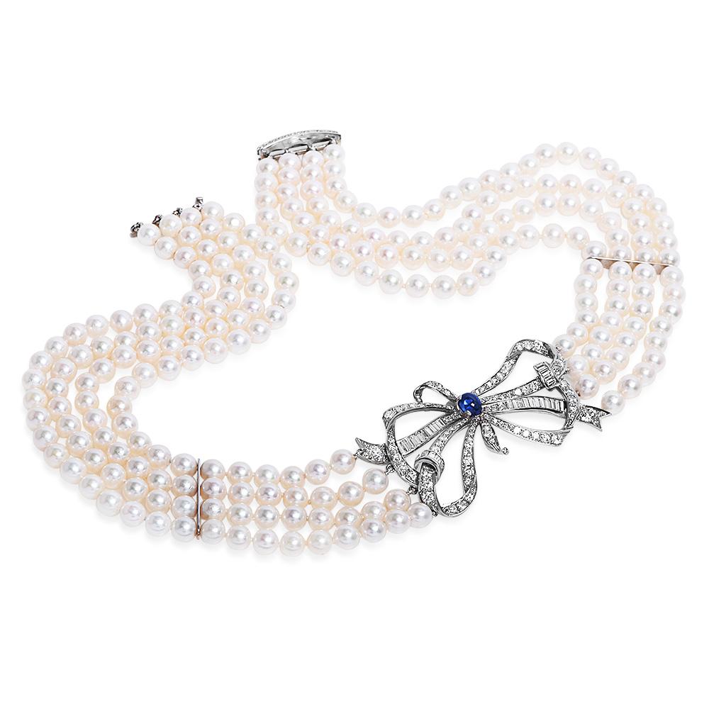 Taille ronde Collier pendentif vintage à plusieurs rangs de perles avec nœud papillon en platine, diamant et saphir en vente