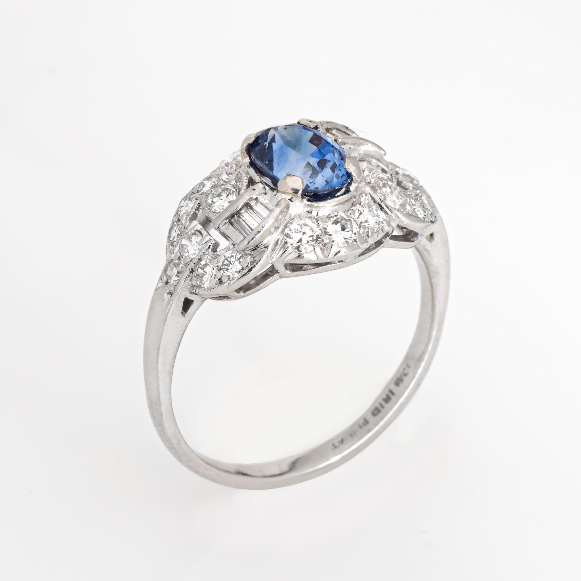 Fein gearbeiteter Vintage-Diamant- und Saphirring (ca. 1940er bis 1950er Jahre) aus 900er Platin. 

Der in der Mitte gefasste Saphir misst 7 mm x 5 mm. Die Diamanten mit gemischtem Schliff haben insgesamt schätzungsweise 0,60 Karat (geschätzte Farbe