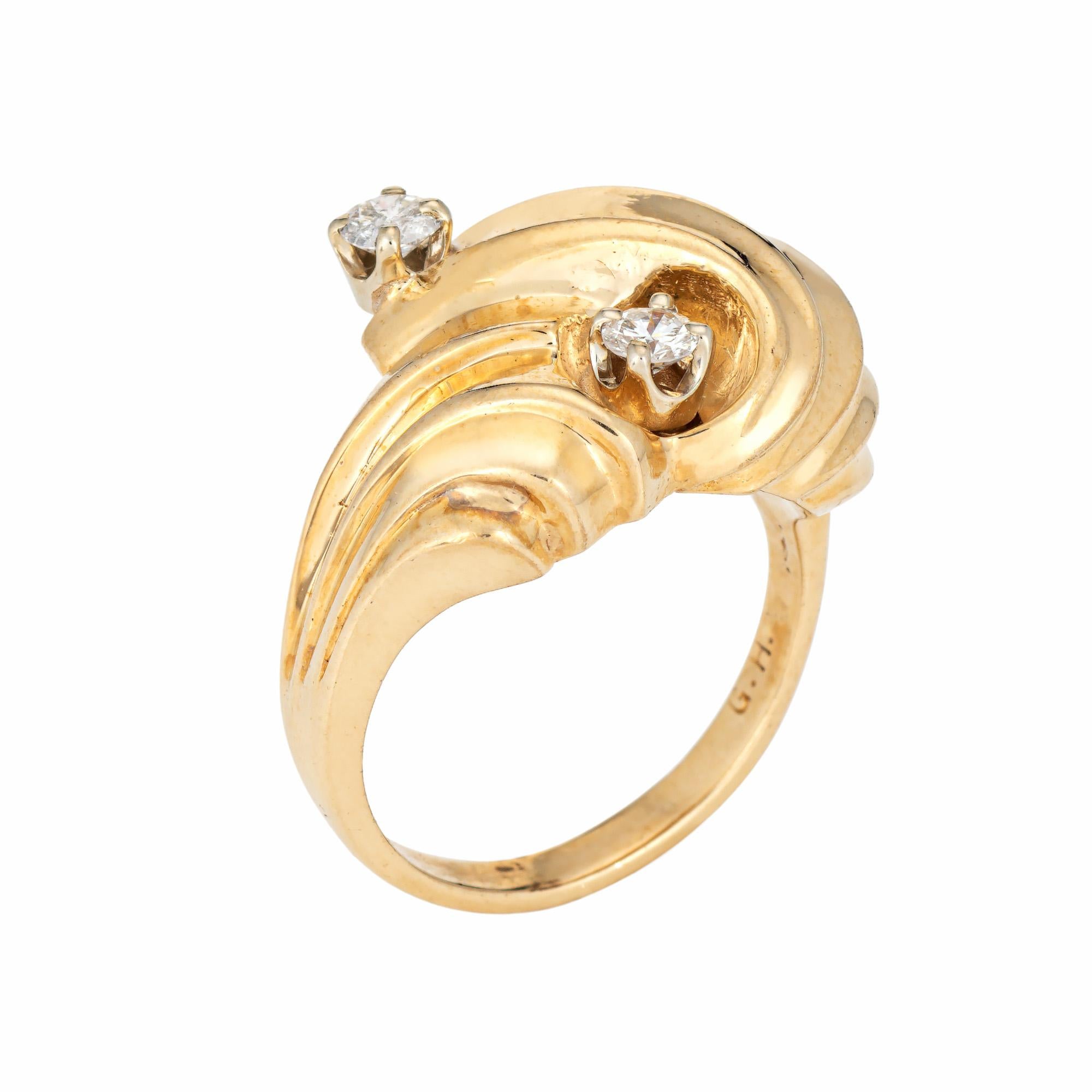 Anello cocktail vintage con diamante a voluta finemente dettagliato, realizzato in oro giallo 14 carati (circa anni '60-'70). 

Due diamanti per un totale stimato di 0,18 carati (colore I-J e purezza SI1-I2). 

Il design a cupola a spirale fa bella