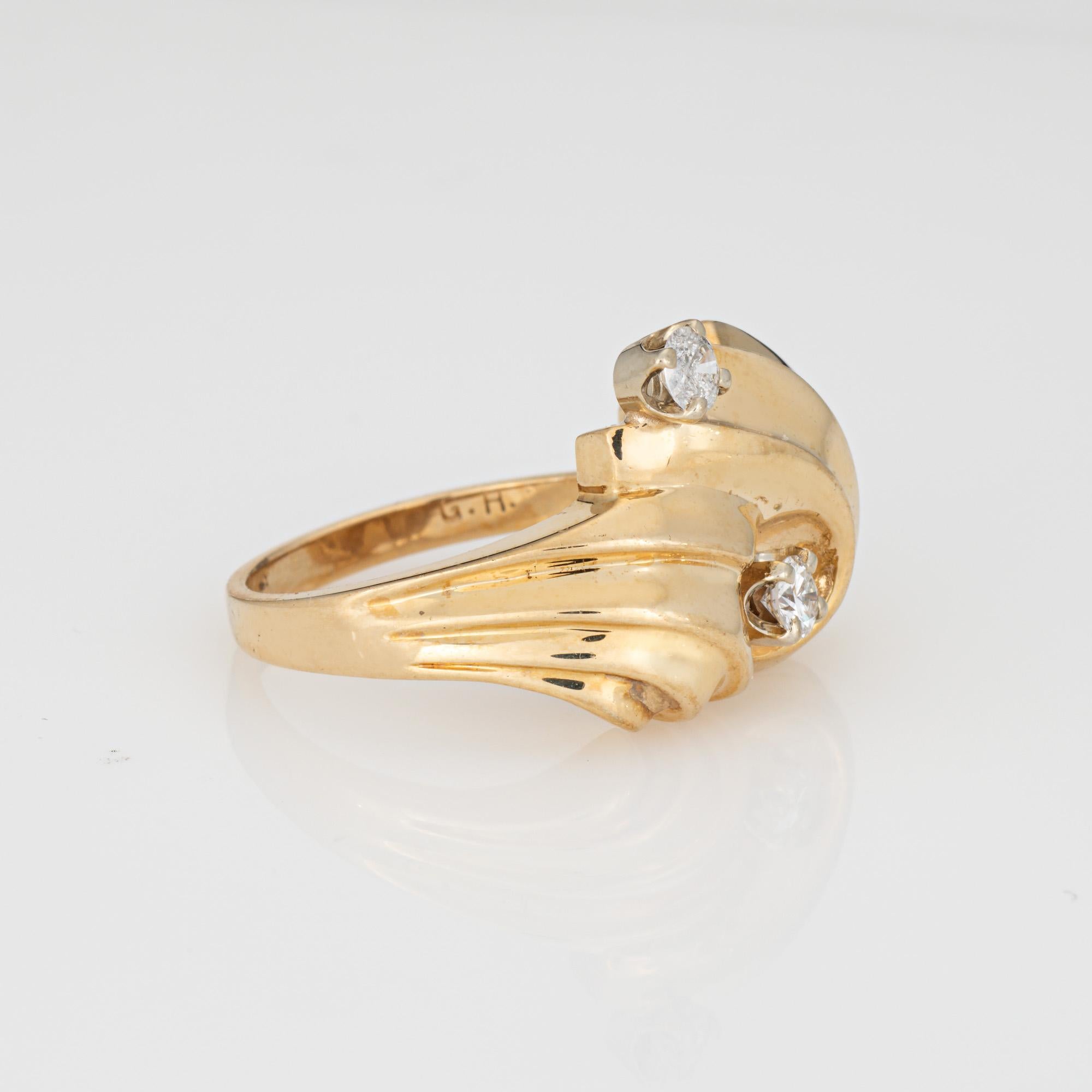 Moderno Anello Vintage Scroll Dome con diamante in oro giallo 14k Sz 6.25 Gioielli da cocktail di pregio in vendita