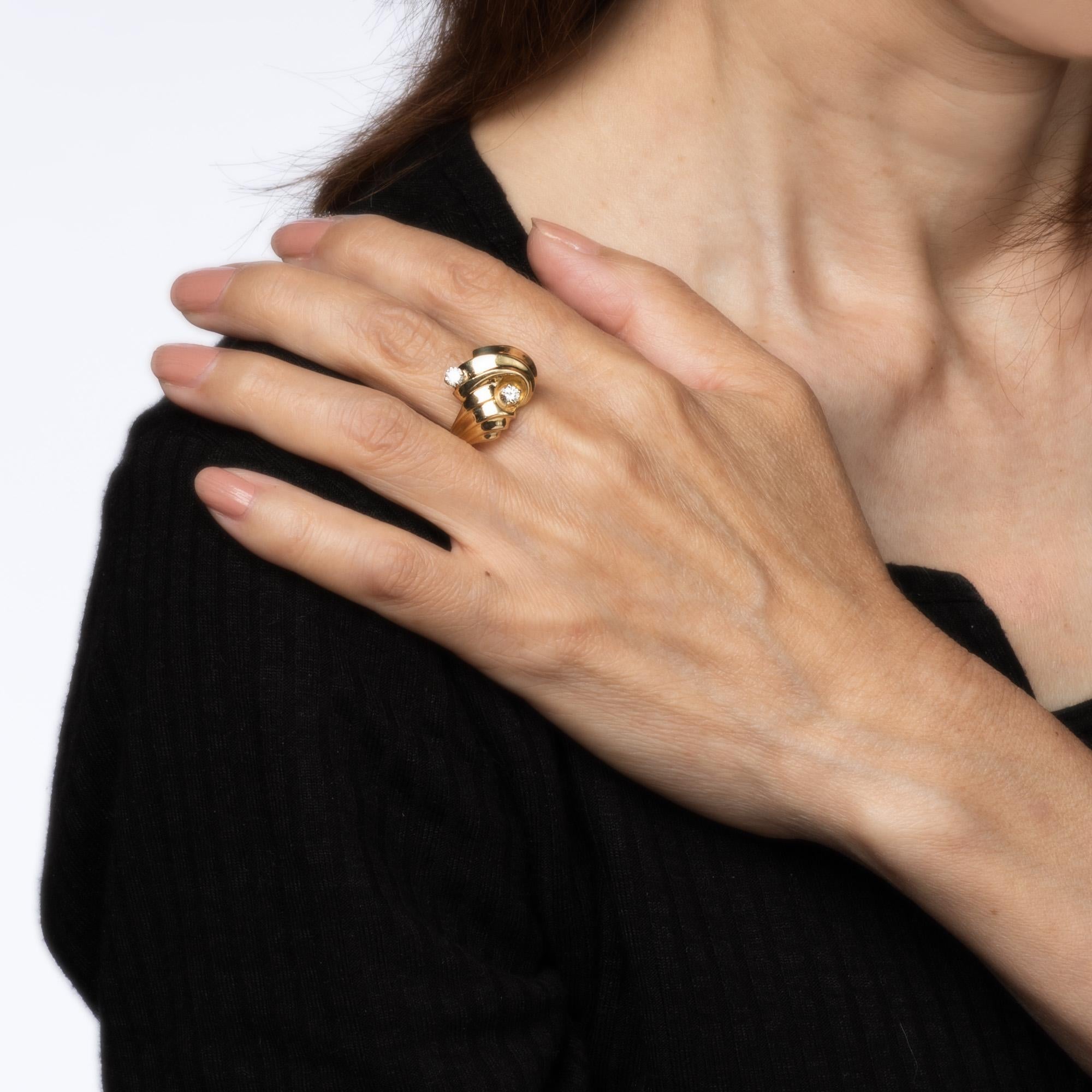 Donna Anello Vintage Scroll Dome con diamante in oro giallo 14k Sz 6.25 Gioielli da cocktail di pregio in vendita