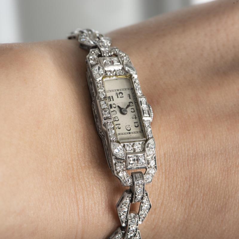Montre-bracelet cocktail vintage à cadran argenté et platine serti de diamants en vente 2