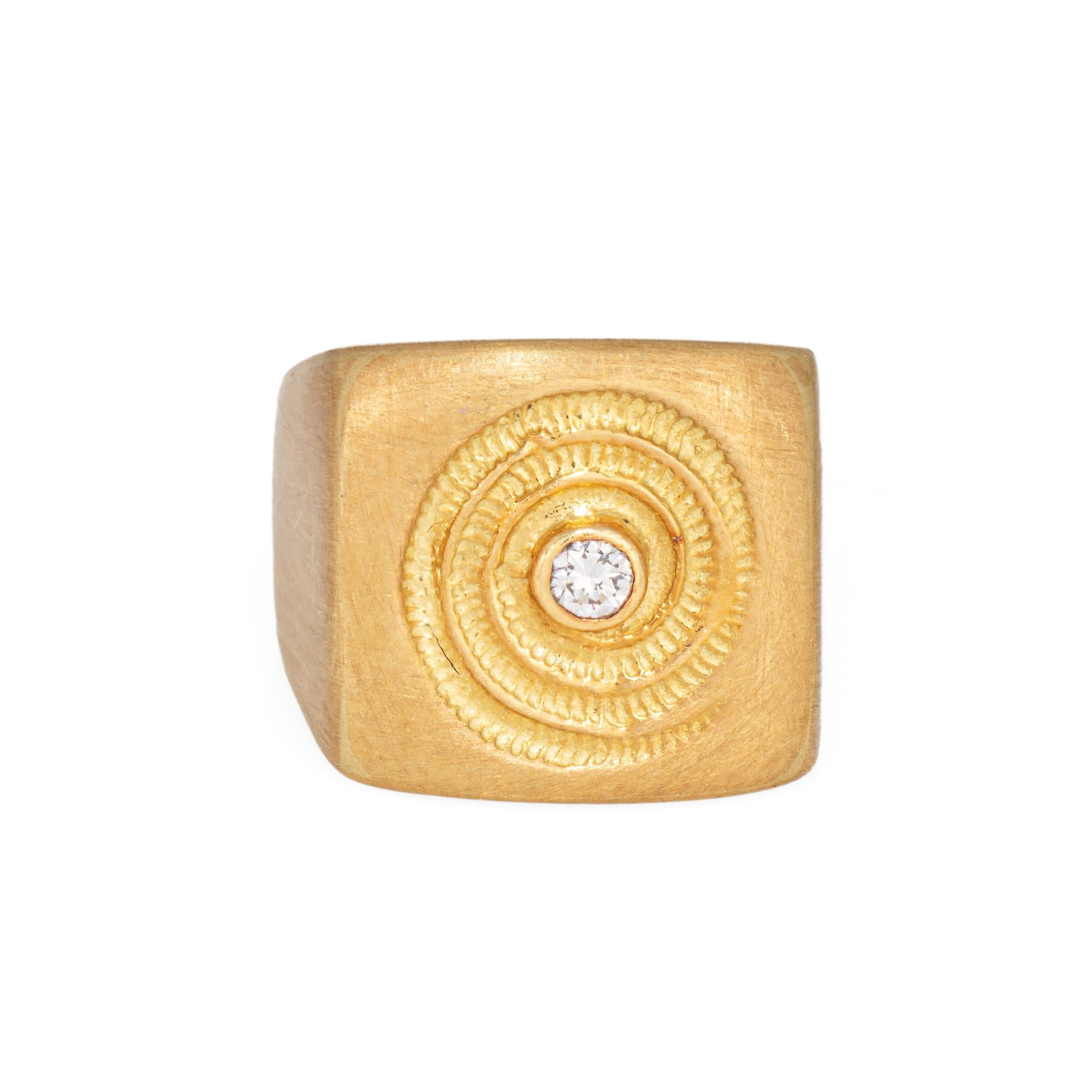    Stilvoller Siegelring mit Diamanten aus 18 Karat Gelbgold (ca. 1990er Jahre). 

Der runde Diamant im Brillantschliff wird auf 0,08 Karat geschätzt (geschätzte Farbe I-J und Reinheit SI2). 

Der quadratische Siegelring zeigt ein gewundenes,