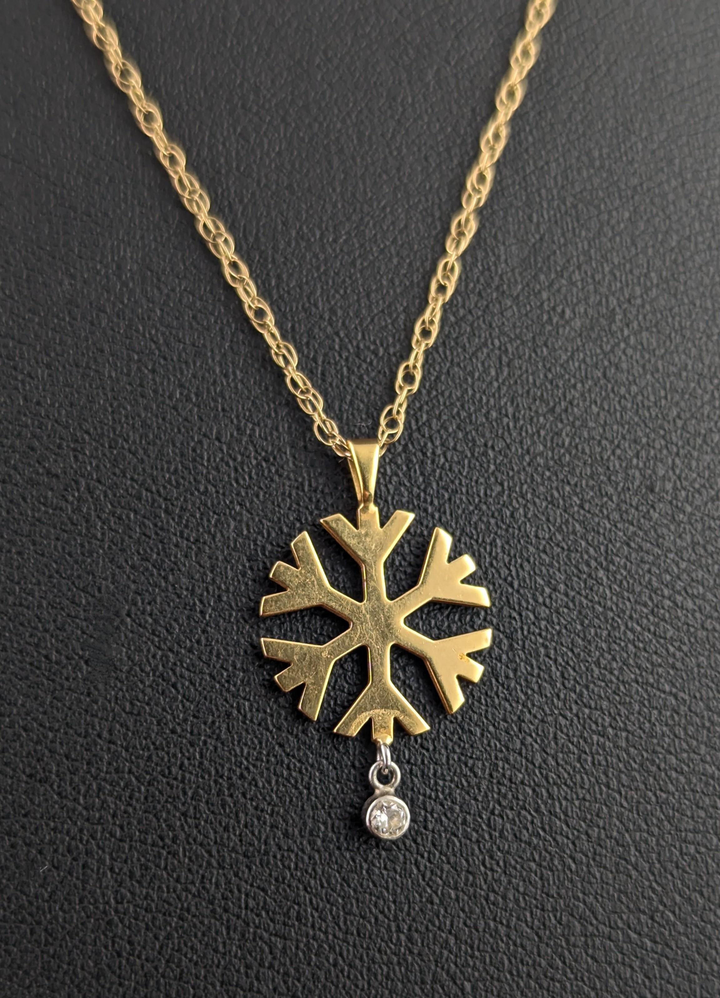 Vintage Diamond snowflake pendant, 18k gold, chain necklace For Sale 4