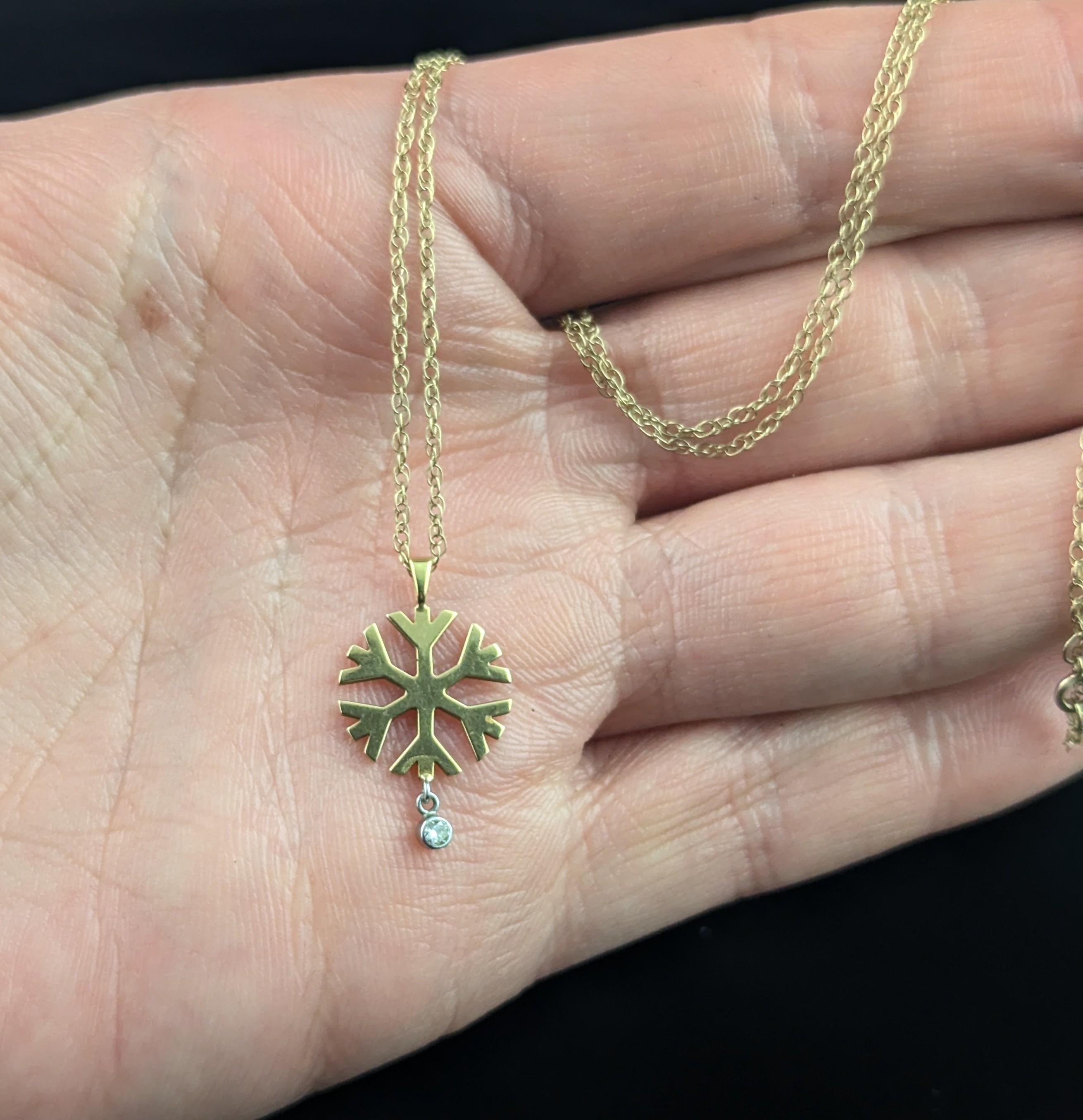 Vintage Diamond snowflake pendant, 18k gold, chain necklace For Sale 6