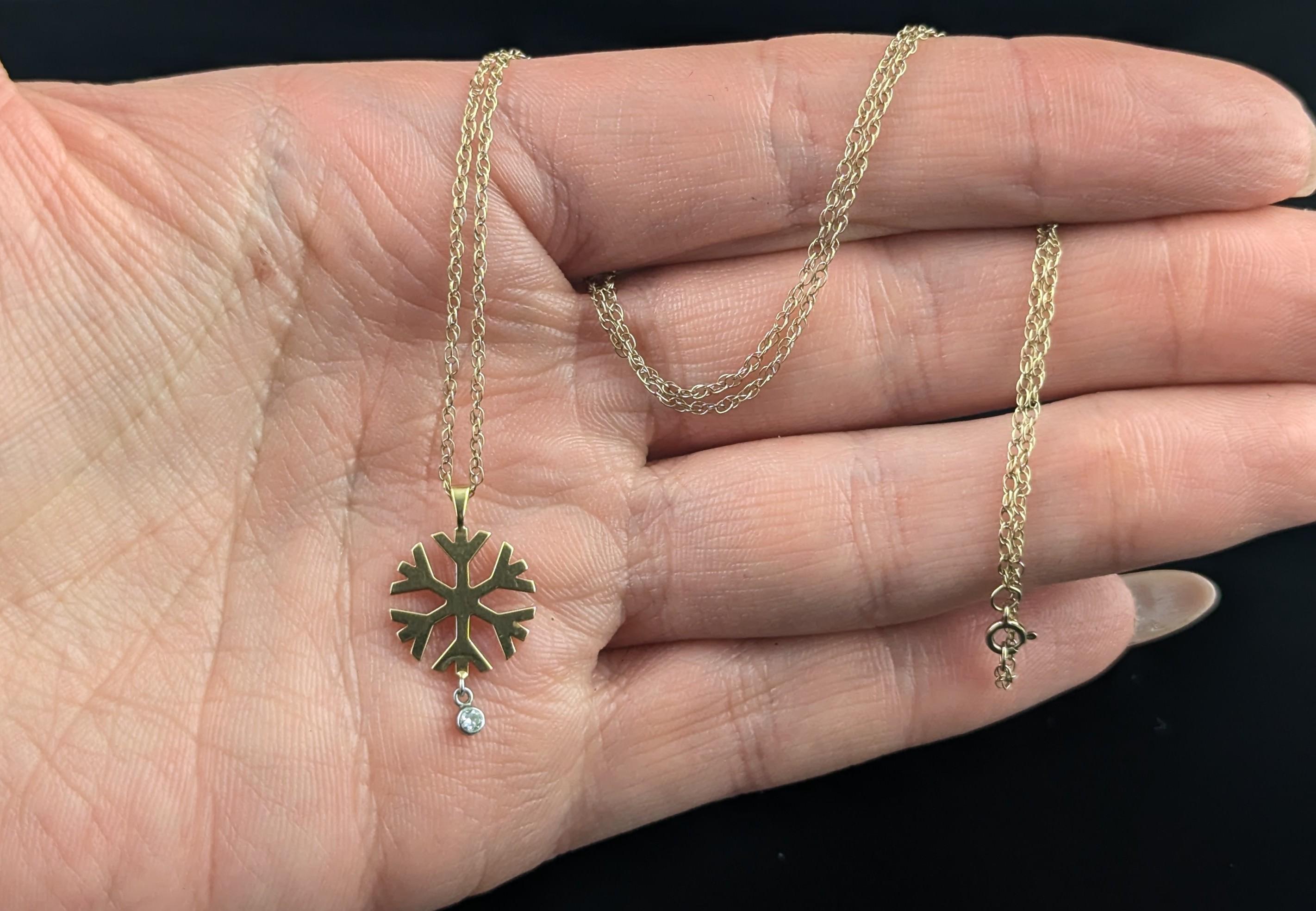 Vintage Diamond snowflake pendant, 18k gold, chain necklace For Sale 7