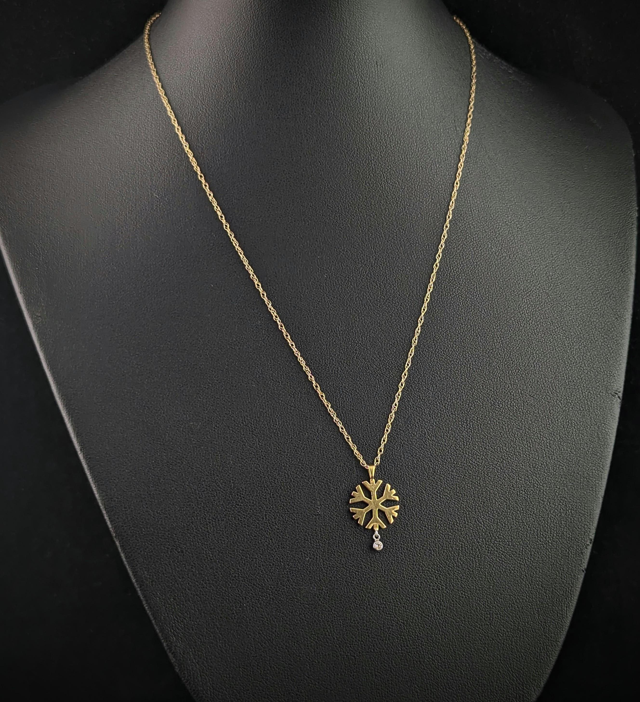 How sweet is this wonderful 18ct gold snowflake pendant?!

This pretty piece is designed in rich 18ct yellow gold with a sparkling white diamond drop suspended from the snowflake.

A beautiful vintage piece it is suspended from a pretty fine fancy