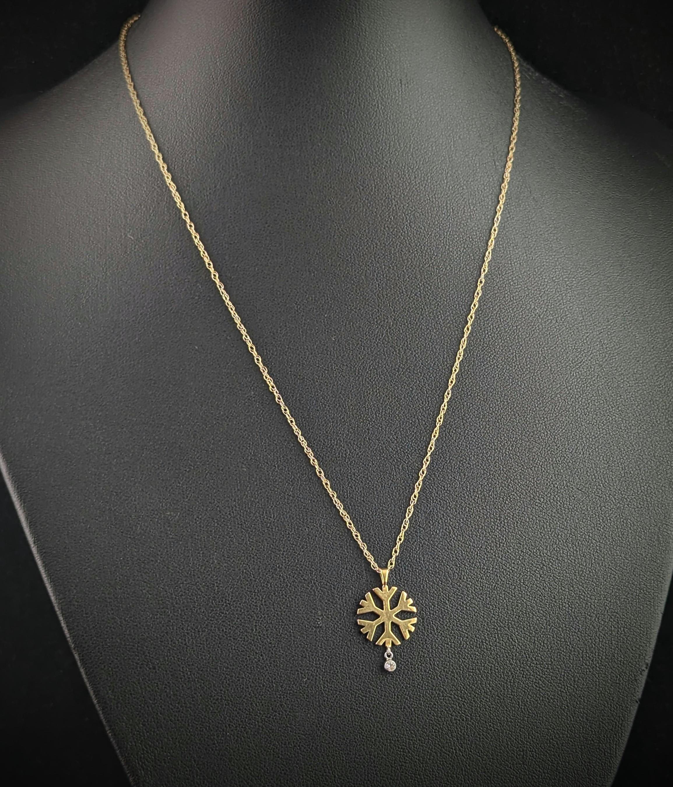 Round Cut Vintage Diamond snowflake pendant, 18k gold, chain necklace For Sale