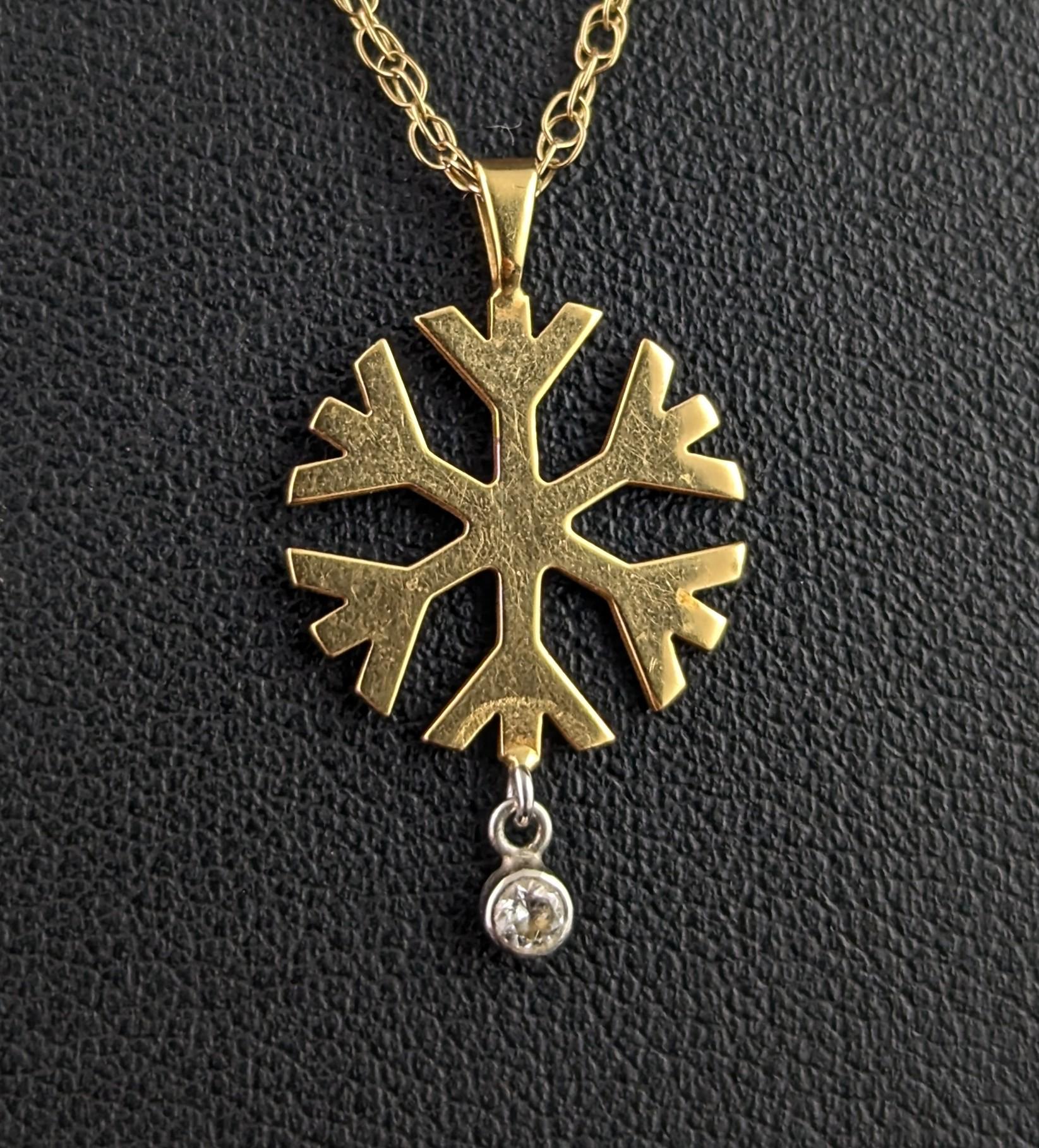 Vintage Diamond snowflake pendant, 18k gold, chain necklace In Good Condition For Sale In NEWARK, GB