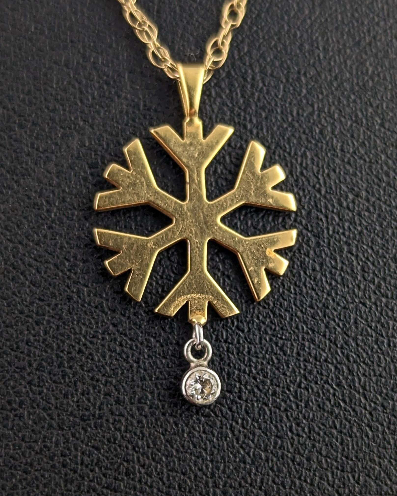 Women's Vintage Diamond snowflake pendant, 18k gold, chain necklace For Sale
